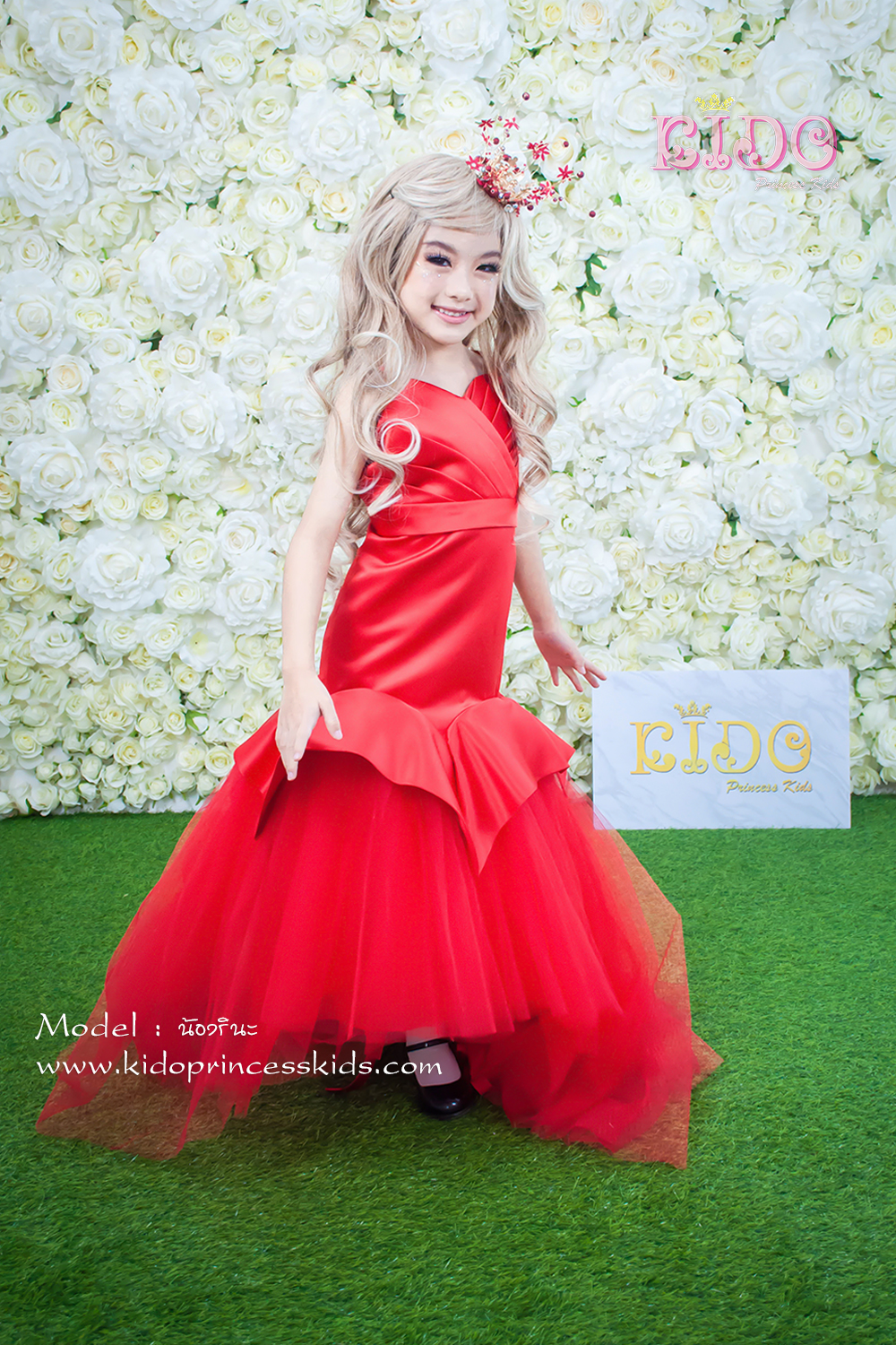 เช่าชุดเด็ก*มีหน้าร้านอยู่รัชดา ลองได้ เปลี่ยนได้ ถ่ายรูปเองจากสินค้าจริง*W18216 ชุดราตรีเด็กเดินแบบสีแดง ตัวเสื้อเก๋ด้วยการเย็บจับจับเกล็ด ทรงหางปลาเสริมความหรูชายกระโปรงด้วยผ้าโปร่งอัดพรีสหน้ายาวเสมอพื้นหลังยางลากดิน หน้าสั้นหลังยาว