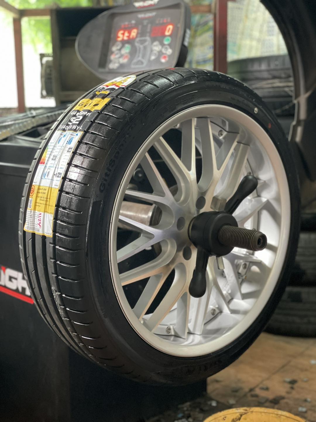 BENZ_E200 #ยางจีที #ยางสปอร์ตสมรรถนะการขับขี่สูง เปลี่ยนยาง #Giti_SportS2 235/40R19