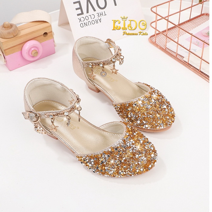 รองเท้าเด็ก(หน้าร้านอยู่รัชดา ลองได้)H100สีชมพู เพชรระยิบระยับ เปิดข้าง ประดับห้อยโซ่รูปดาวตรงสายรัดรองเท้า สวยสุดเก๋