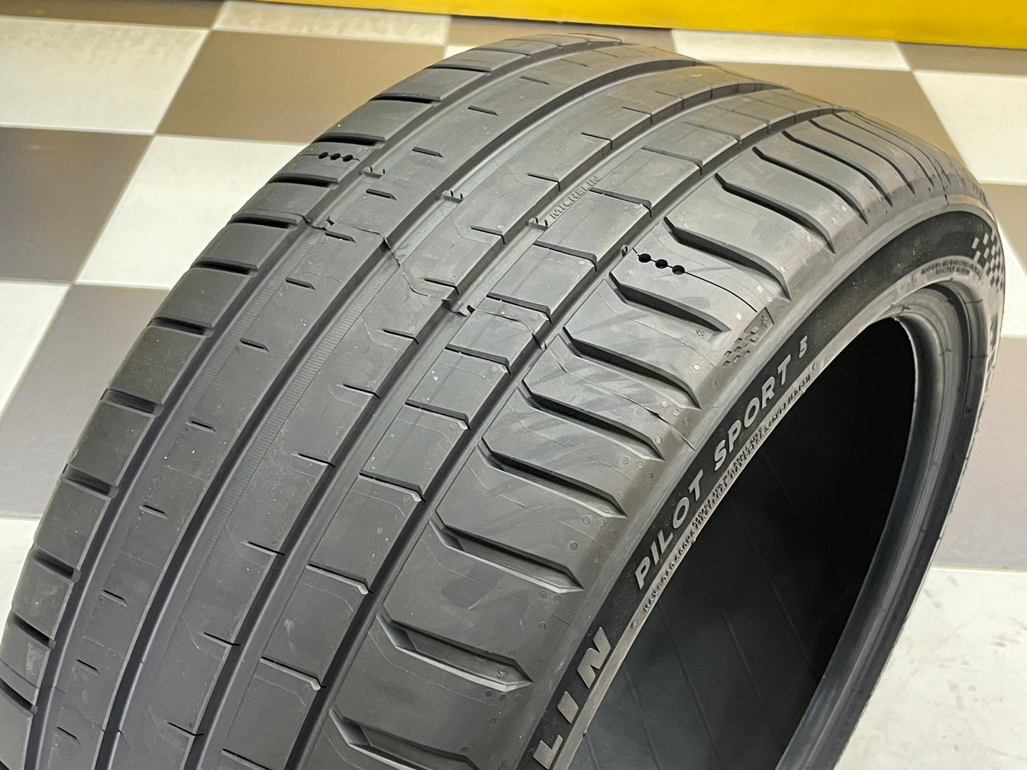 MICHELIN PILOT SPORT 5 235/40R18 ยางใหม่ปี2023
