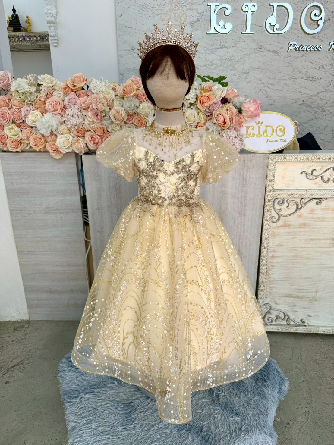 ชุดราตรีเด็ก(หน้าร้านอยู่รัชดา ลองได้ถ่ายรูปจากชุดจริง)W19152 สีทอง กระโปรงยาว แขนตุ๊กตา ประดับเกร็ดวิ้งๆ เล่นไฟค่ะ