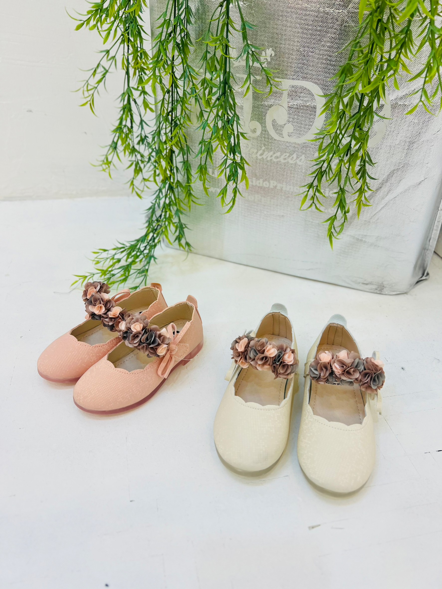 sรองเท้าเด็กออกงาน(หน้าร้านอยู่รัชดา ลองได้)H116 สีชมพู สีครีม แต่งดอกไม้หลากสีที่สาย