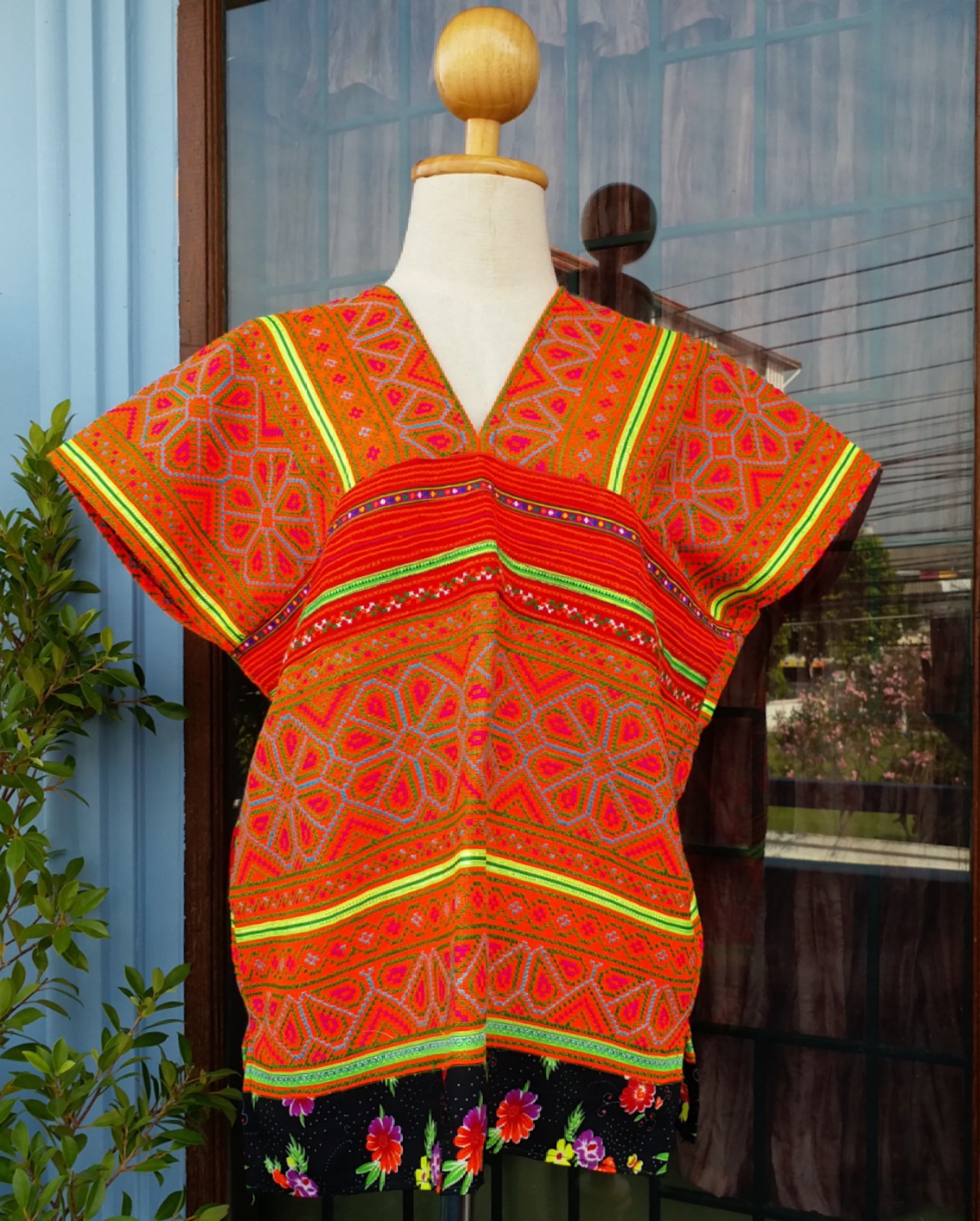 เสื้อ ปักมือ ลายดอกไม้ โทนชมพู-ส้ม