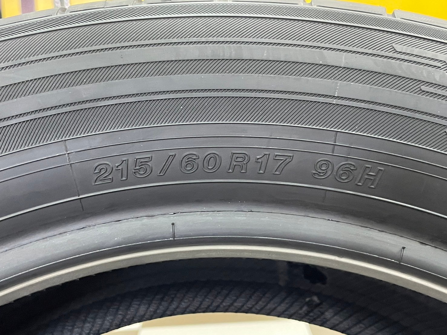#ยางใหม่โยโกฮาม่า #YOKOHAMA BluEarth - XT #AE61 215/60R17 ยางใหม่ปี2024