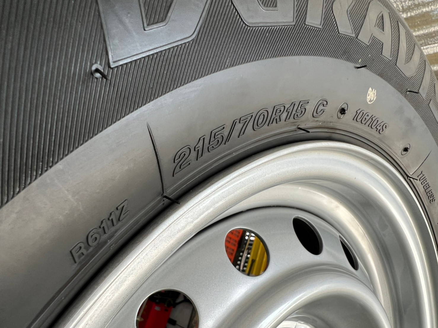ล้อกระทะ ขอบ15 5x114 พร้อมยาง Bridgestone R611 215/70R15 ยางปี22 ยางใหม่ล้อถอดจากป้ายแดง
