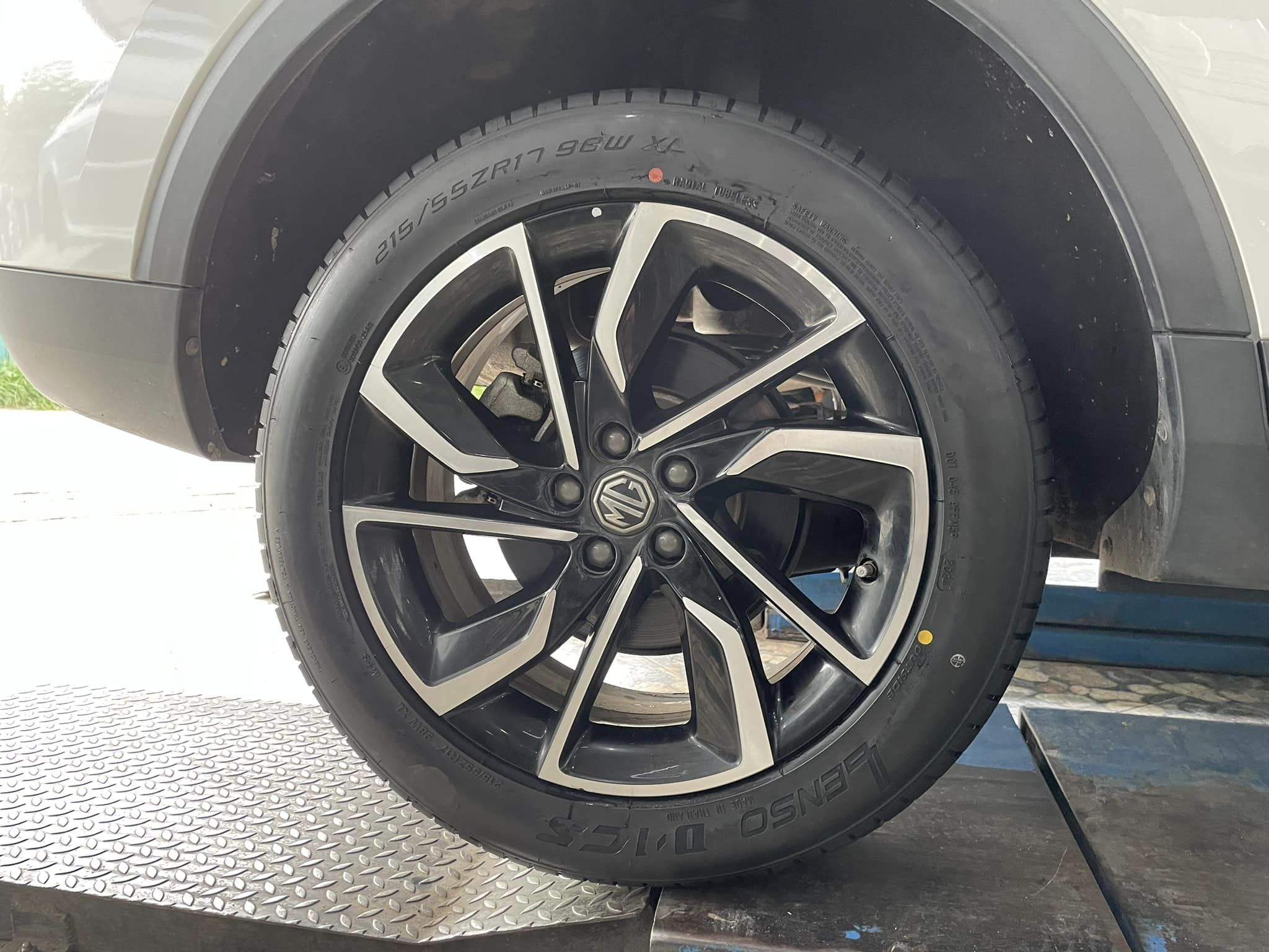 🛞 #MG_ZS🚘 🛞🐘#LENSO #D-1CS 215/55R17