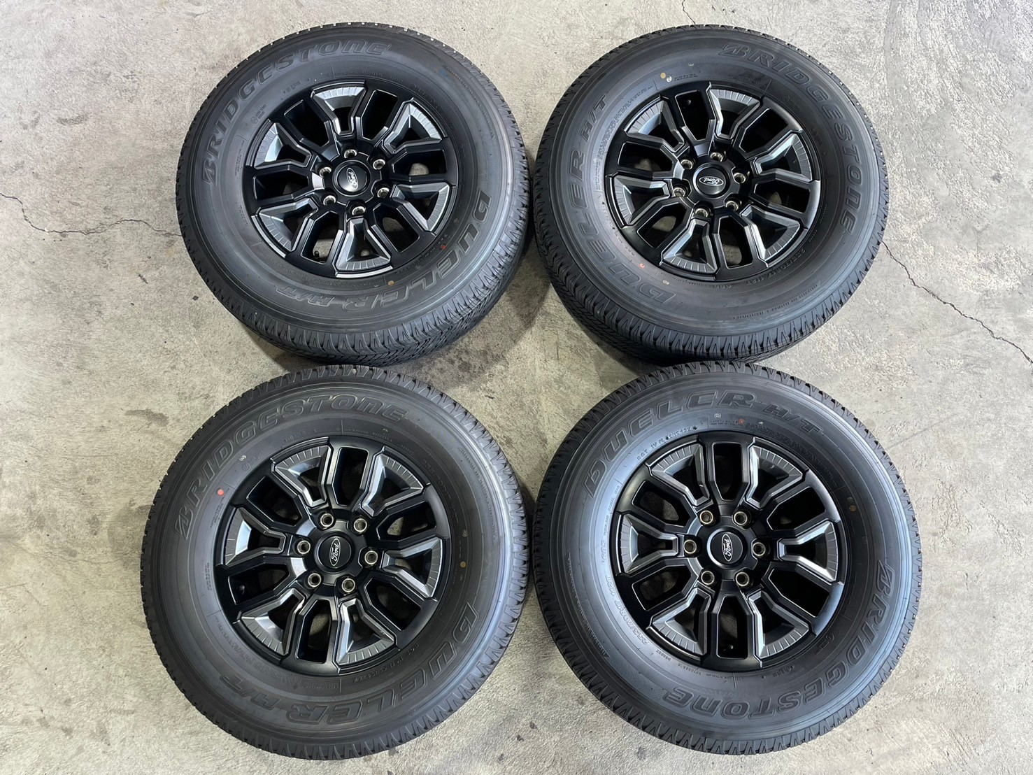 ล้อแม็กป้ายแดง FORD RANGER XLS ขอบ17 พร้อมยาง BRIDGESTONE 255/70R17 ยางปลายปี24 ล้อถอดจากศูนย์ยังไม่ลงพื้น ราคาพิเศษเพียงชุดละ18900บาท