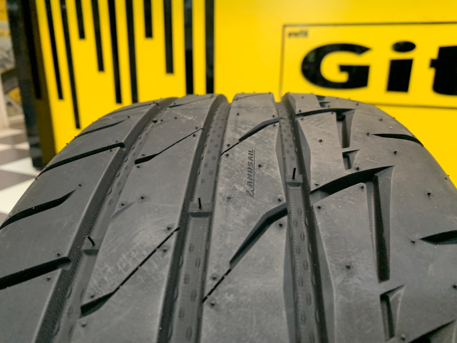 Landsail RS009 215-45R17 ยางลายซิ่ง ยางMade in Thailand ยางใหม่ปี2021