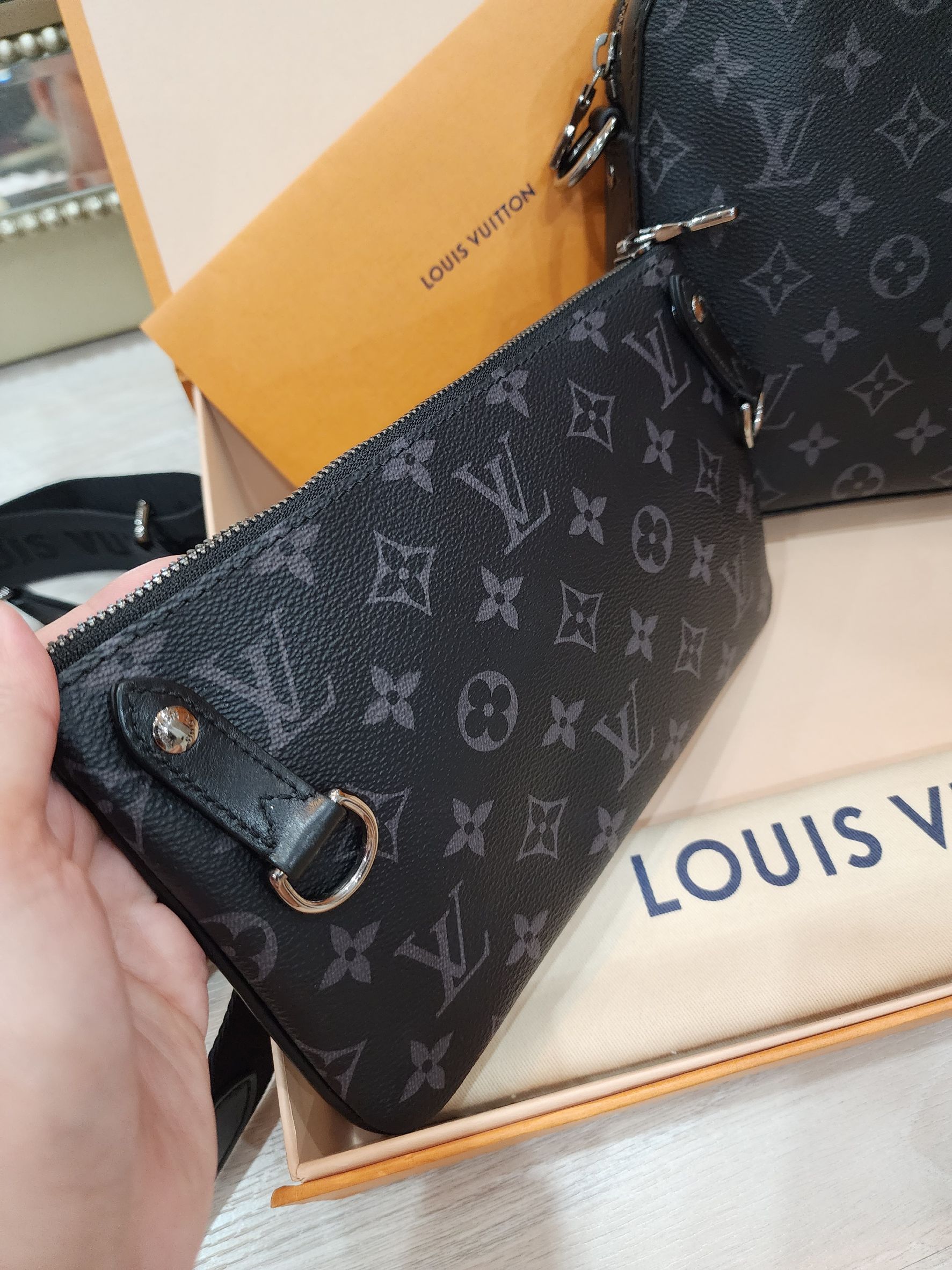 lv trio messenger bag มือสอง