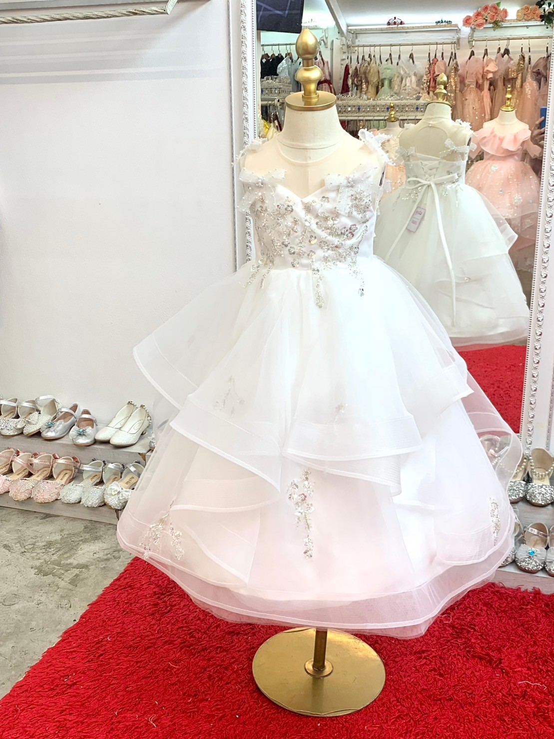 ชุดราตรีเด็ก*หน้าร้านอยู่รัชดา ลองได้ถ่ายรูปจากของจริง*W18822 สีขาว ตกแต่งด้วยกลิตเตอร์ กระโปรงยาวฟู สวยหรู