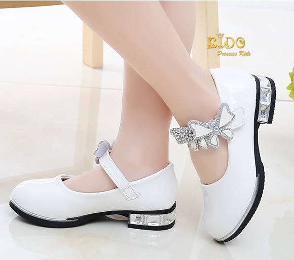 รองเท้าเด็ก ควรเผื่อ1ซมจากยาวเท้า(หน้าร้านอยู่รัชดา ลองได้)H084สีขาว หนังแก้ว คาดโบว์ติดเพชร ตรงสายรัดรองเท้า น่ารักมากคะ