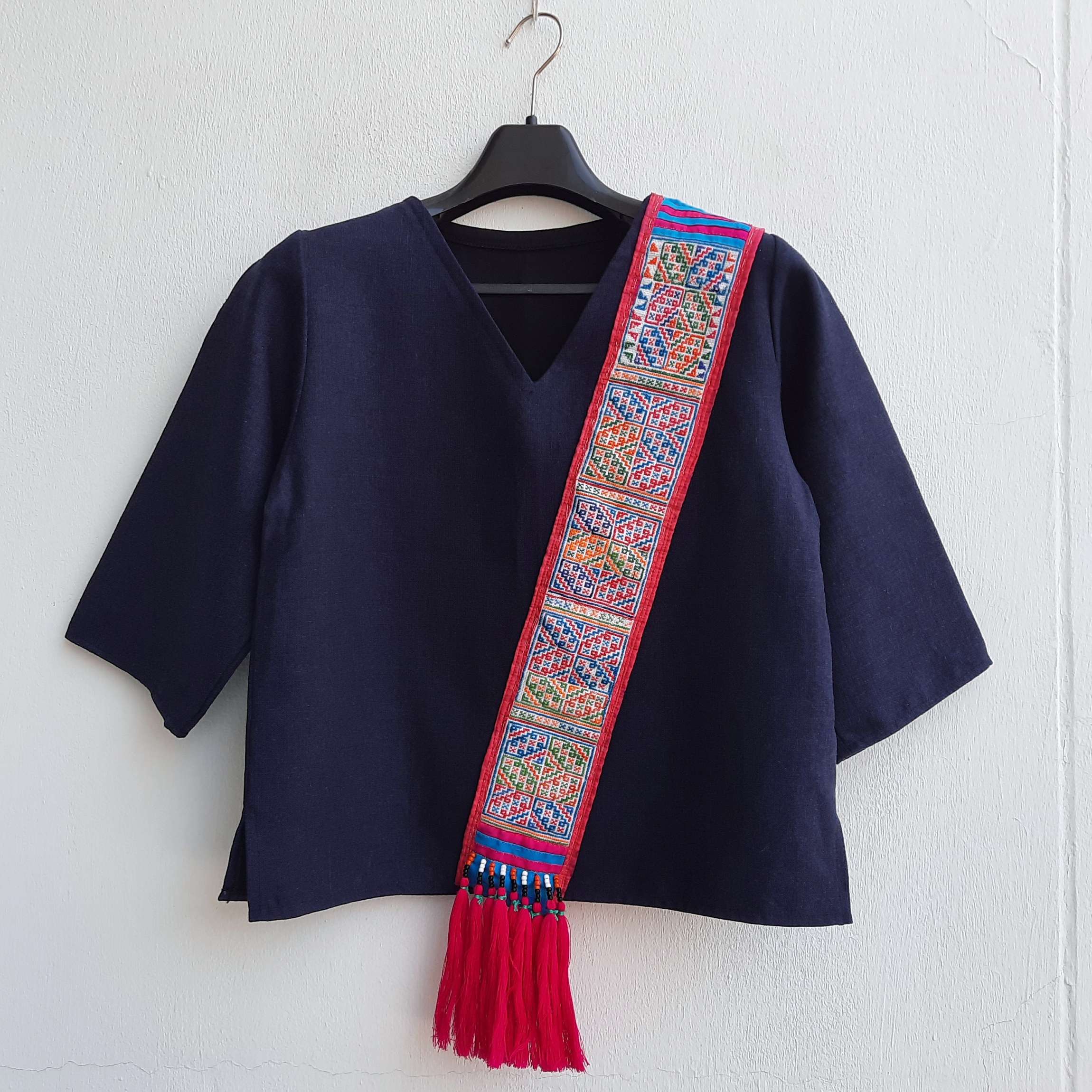 เสื้อกัญชงสีกรม แต่งผ้าปักมือชาวเขา