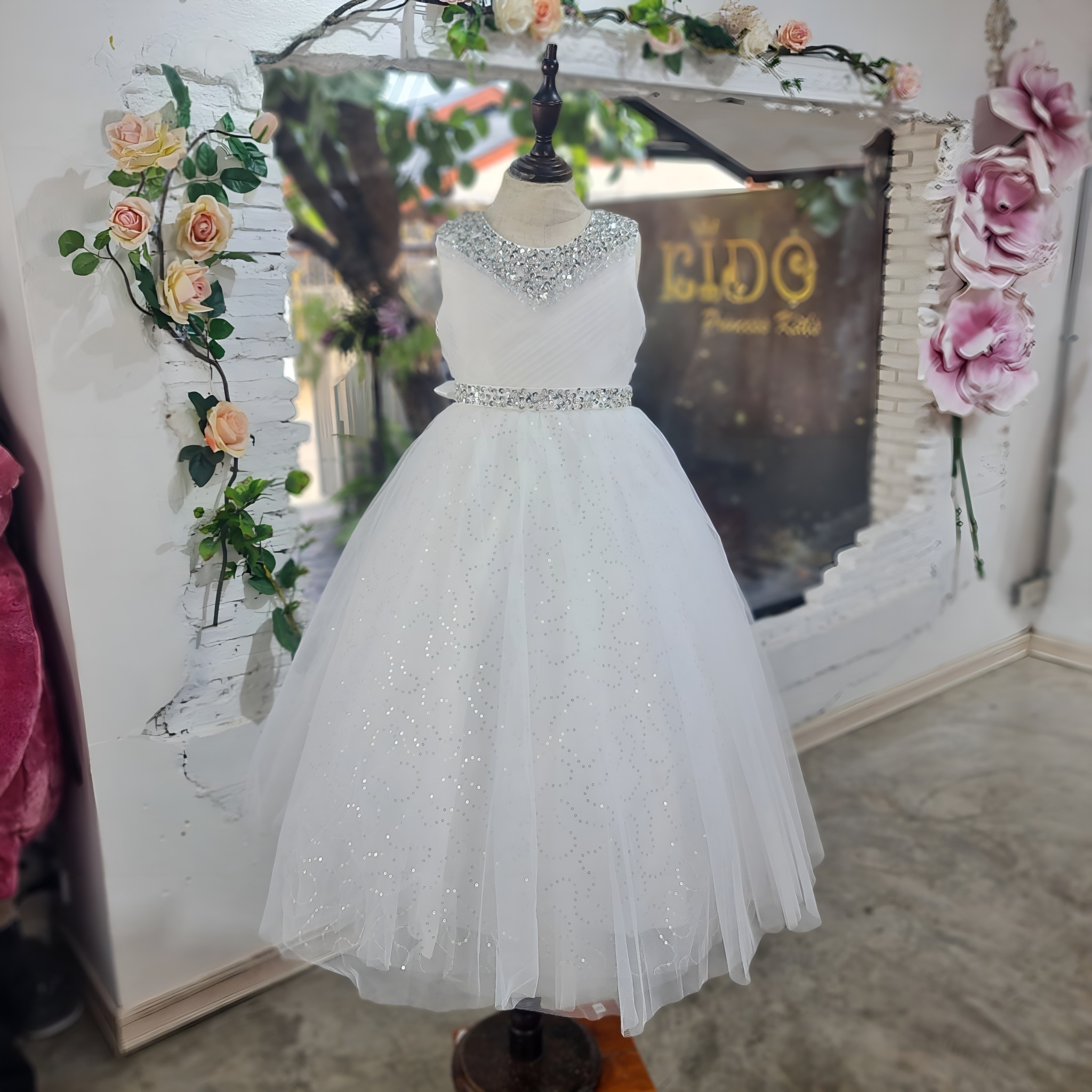 ssชุดราตรีเด็ก(หน้าร้านอยู่รัชดา ลองได้ถ่ายรูปจากชุดจริง)A214สีทอง สีขาว สีชมพู สีแดง สีน้ำเงิน สีฟ้าอกแต่งจีบไหว้เอวปัดเกล็ด กระโปรงยาวสุดหรูหราไฮโซมากๆเลย เดรสออกงานเด็ก