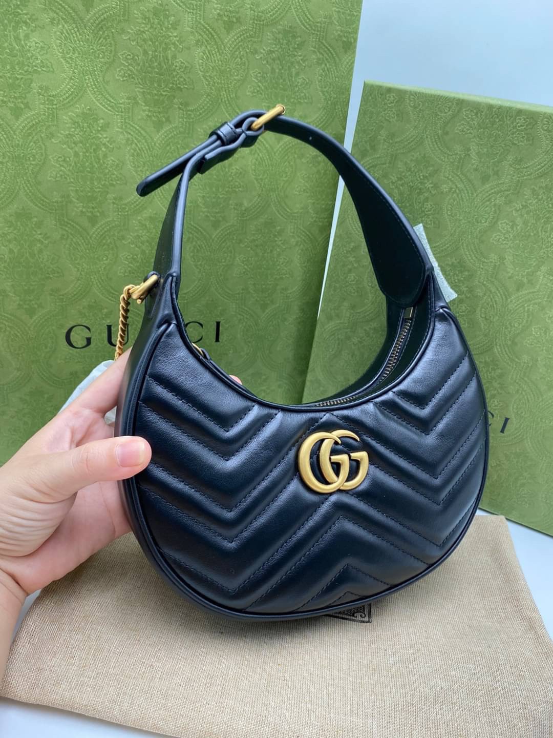 กระเป๋าแบรนด์เนมแท้ Gucci GG Marmont half-moon-shaped mini bag