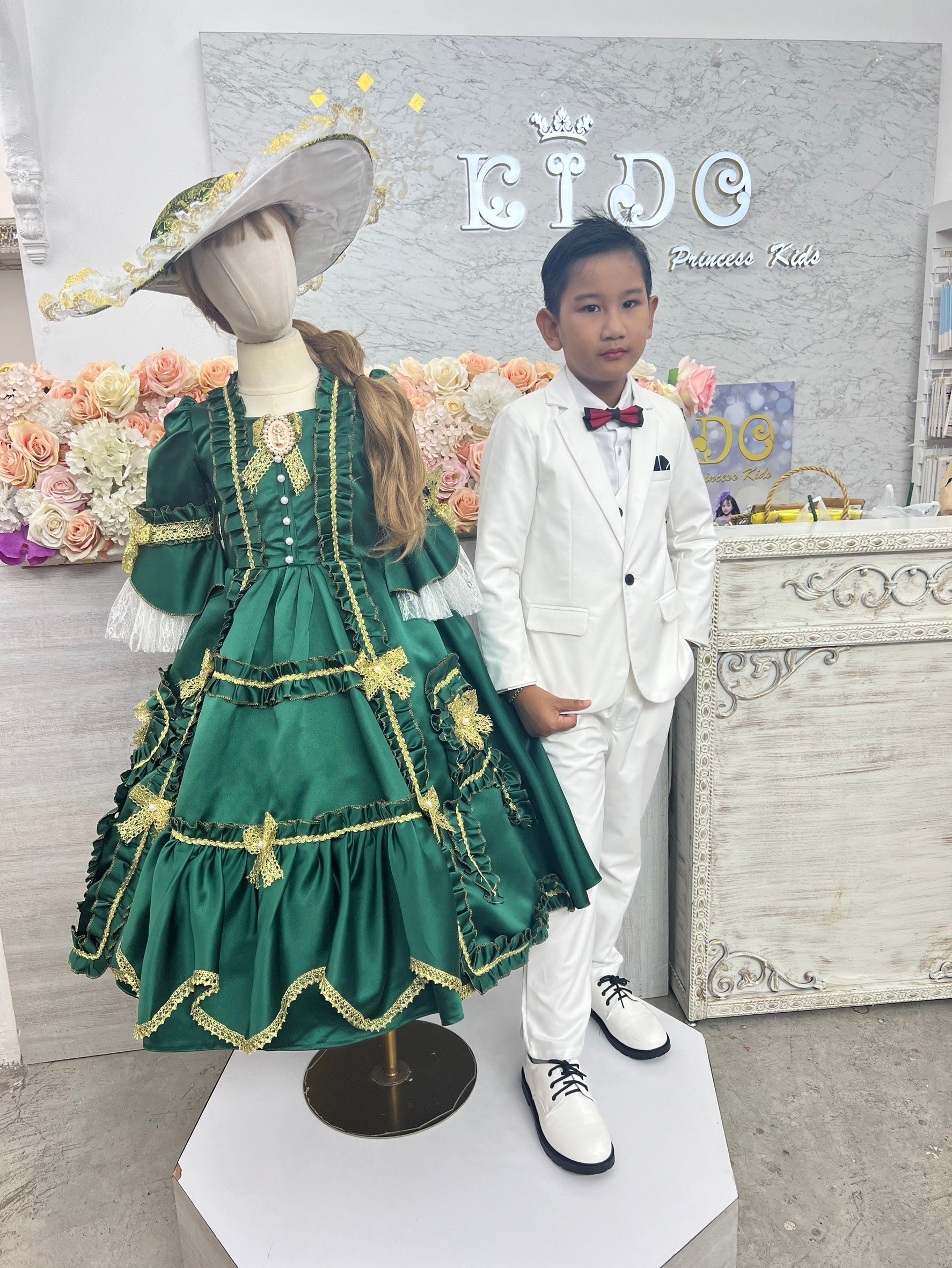 ชุดเดินแบบเด็ก(ร้านอยู่รัชดา ลองได้ถ่ายรูปจากชุดจริง)W18892 สีเขียว ยุควิคตอเรีย กระโปรงยาว