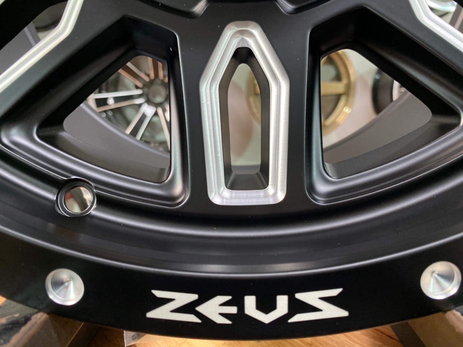 ล้อแม็กซ์ ZEUS By Lenso รุ่น ZEUS-16 ล้อขอบ16 กว้าง8.5 ออฟ0 6รู139.7 สีดำด้านมิลลิ่ง(MBWA)