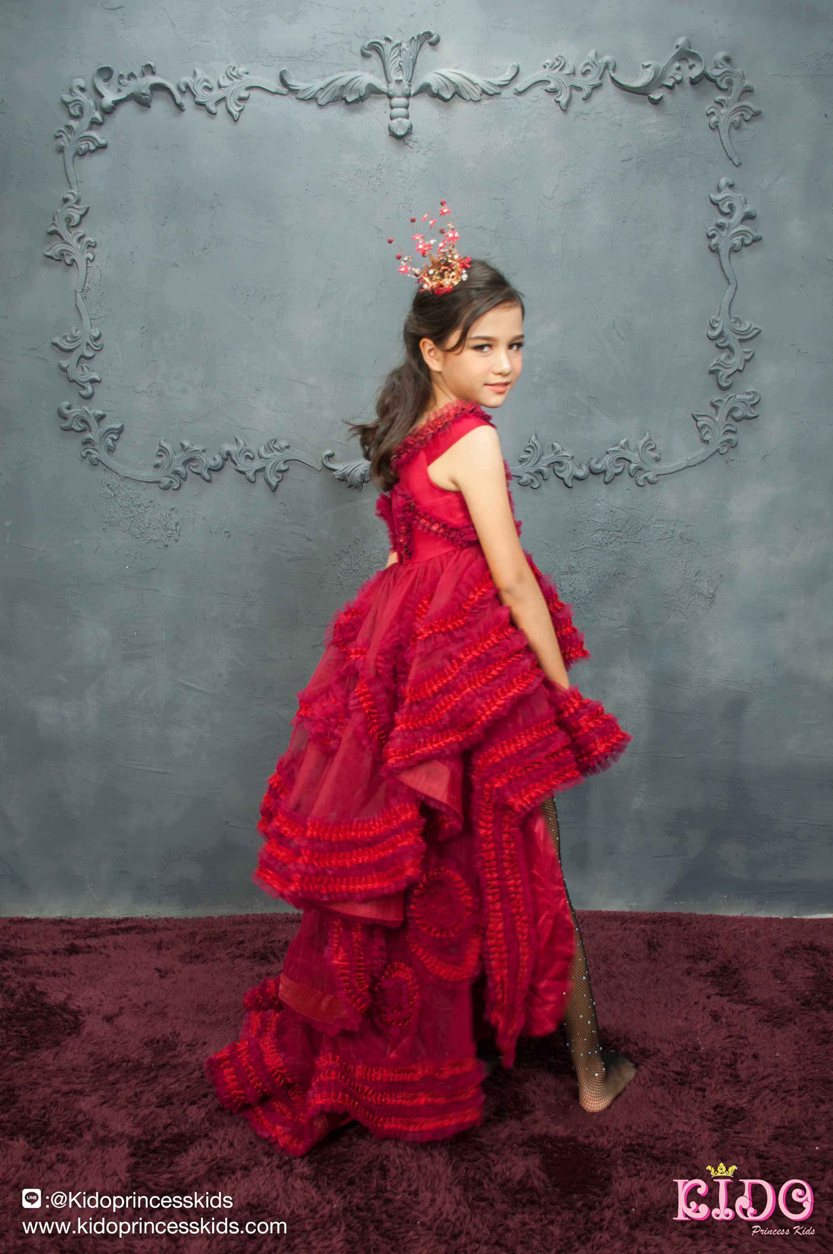 เช่าชุดเด็ก*มีหน้าร้านอยู่รัชดา ลองได้ เปลี่ยนได้ ถ่ายรูปเองจากสินค้าจริง*W18206 ชุดเดินแบบเด็กสีแดงเน้นความหรูที่การตกแต่งด้วยการนำผ้ามาจับจีบระบายแต่งเป็นลวดลายในชุด กระโปรงทรงหน้าสั้นหลังยาวดูเปรี้ยวแบบมีสไตล์ มีแขน