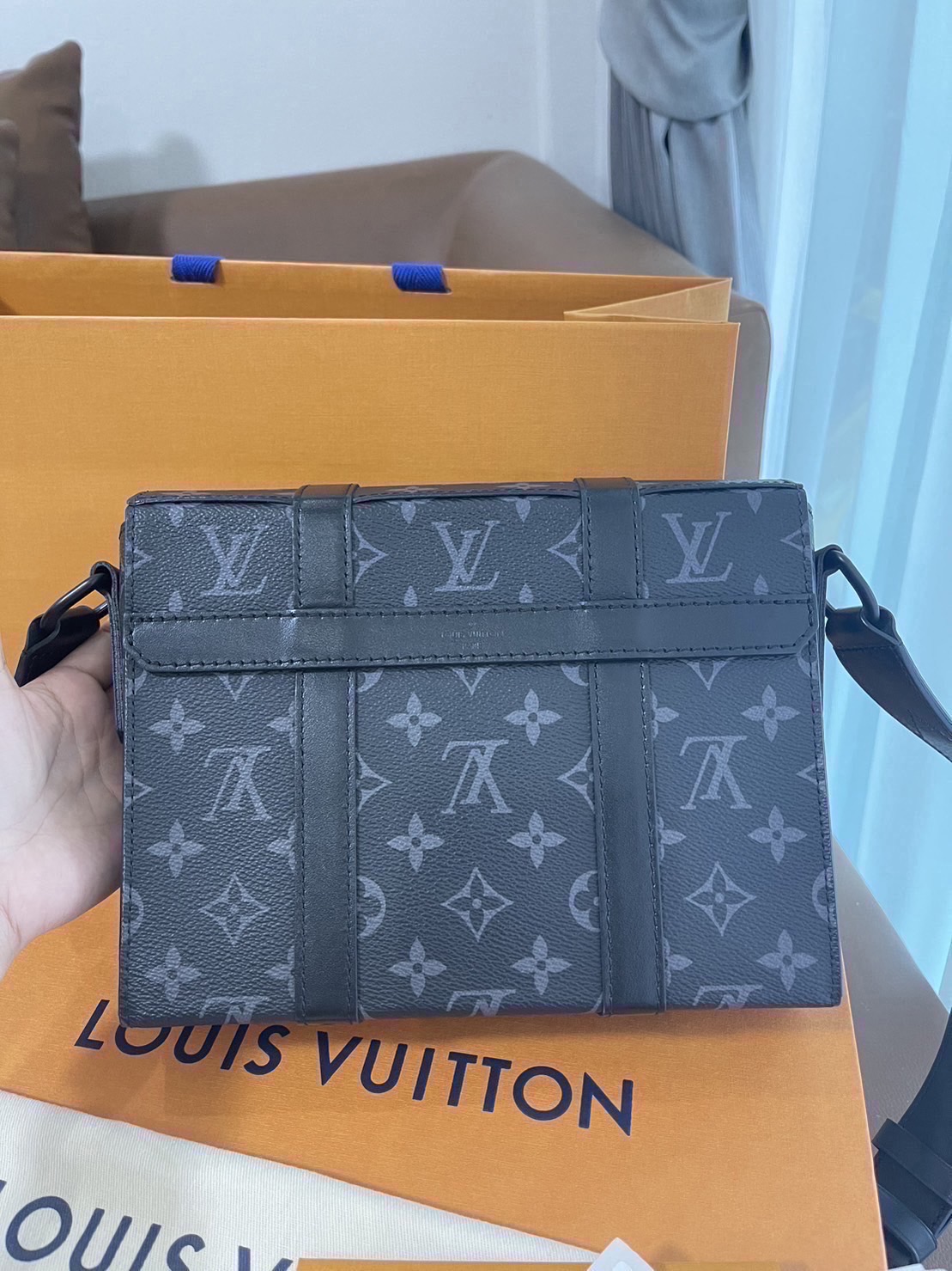 กระเป๋าแบรนด์เนมแท้มือสอง Louis Vuitton trunk messenger bag. Yr.2023