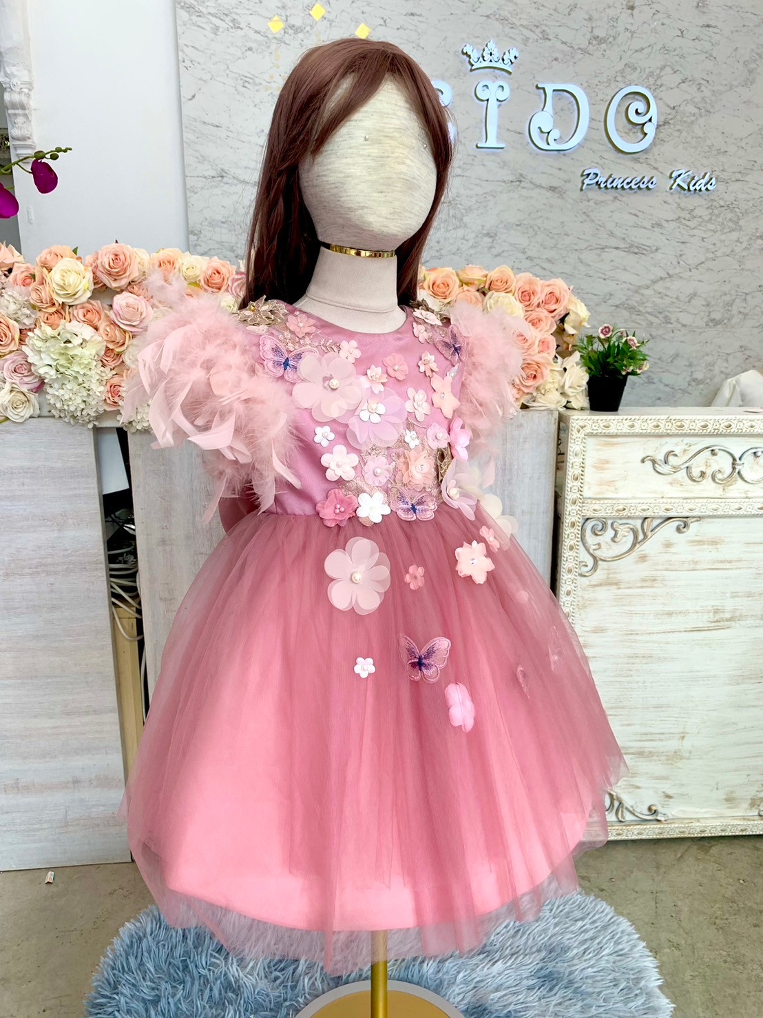 ชุดราตรีเด็ก(หน้าร้านอยู่รัชดา ลองได้ถ่ายรูปจากชุดจริง)W18922 สีชมพู กระโปรงสั้นฟูๆ แขนตั้งฟูๆ น่ารักมากค่ะ