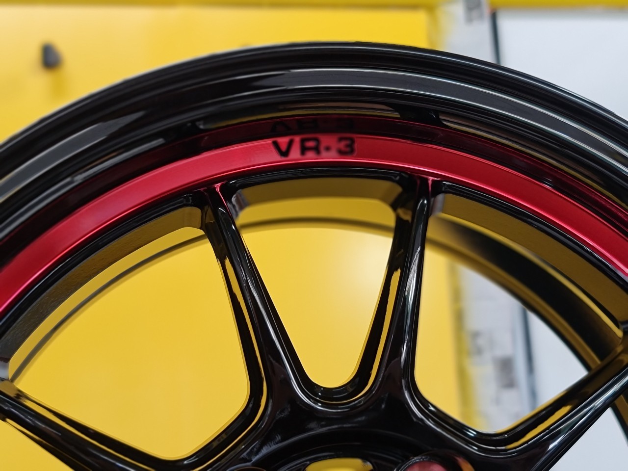 ล้อแม็กขอบ15 Cosmis VR-3 ขอบ15กว้าง7 ออฟ+32 4รู100 สีดำขอบกลึงแดง