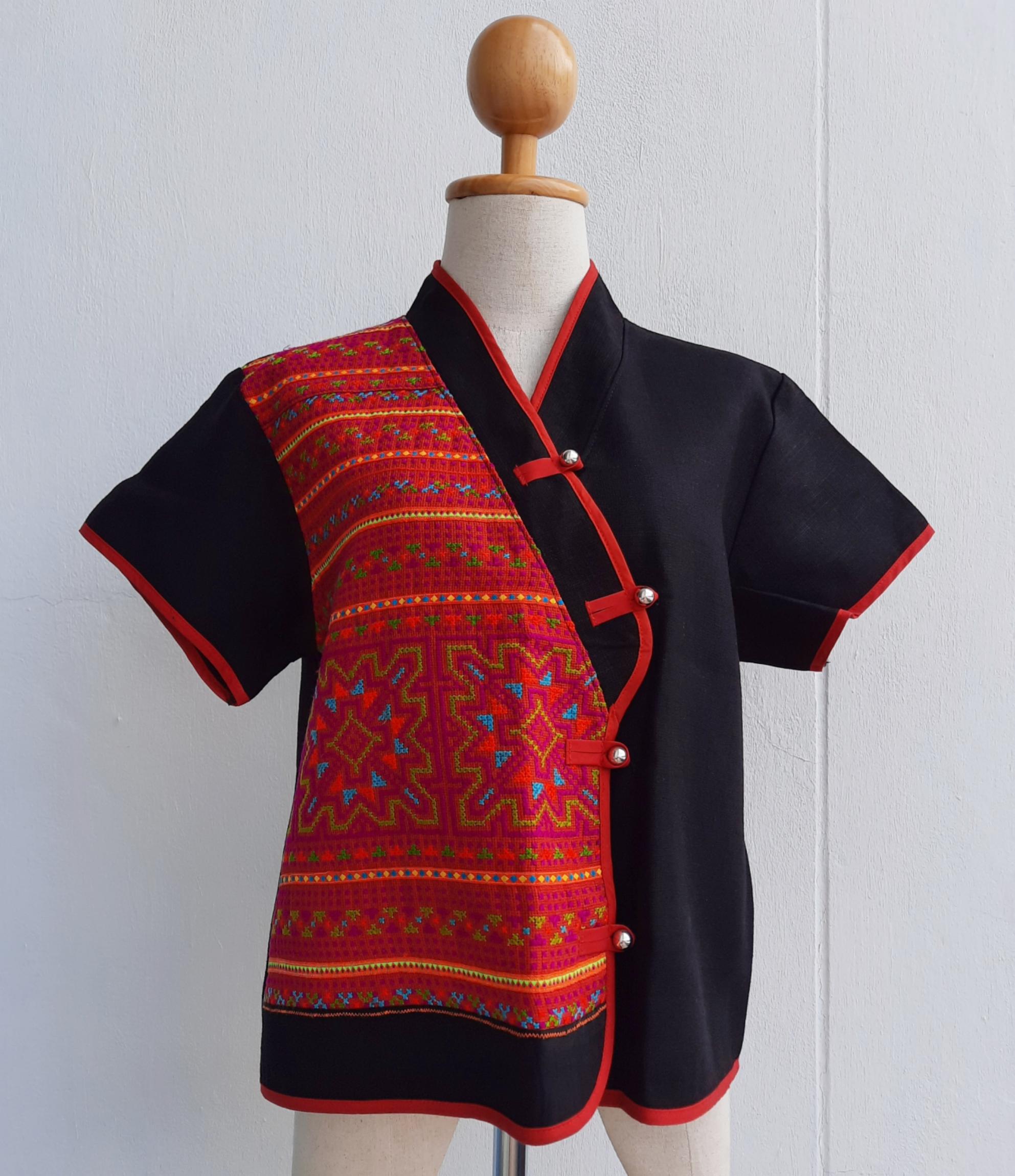 เสื้อใยกัญชงสีดำ แต่งผ้าปักลายดอก