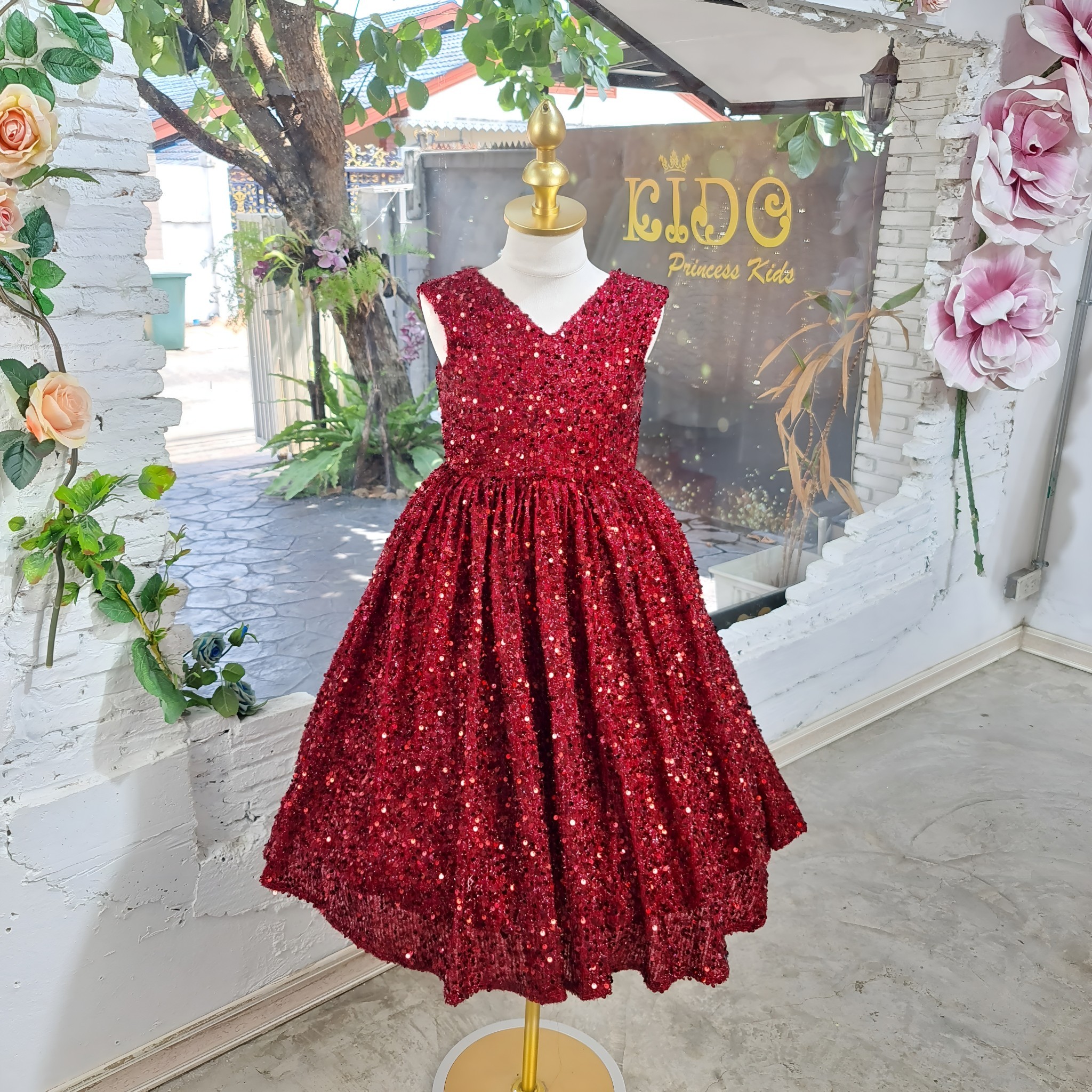 ชุดราตรีเด็ก(หน้าร้านอยู่รัชดา ลองได้ถ่ายรูปจากชุดจริง)W18527 สีแดง คอวีแขนสั้น กระโปรงยาว แต่งเกร็ดทั้งชุด