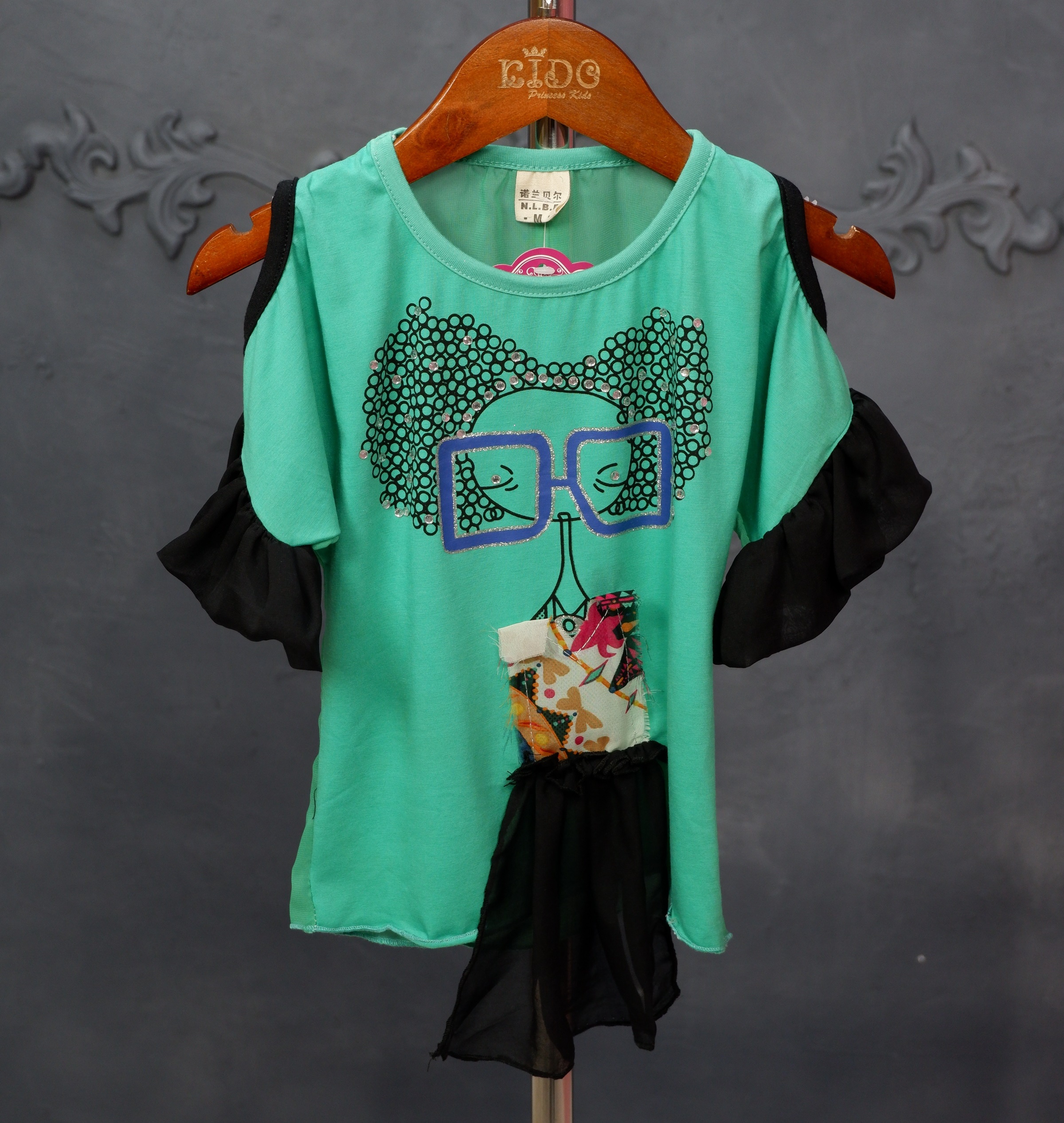 เสื้อยืดเด็ก*มีหน้าร้าน ตรงปก พร้อมส่งZ0105 แขนสั้น เว้าไหล่ สีเขียว ปลายแขนระบาย พิมพ์ลายเด็กผู้หญิง