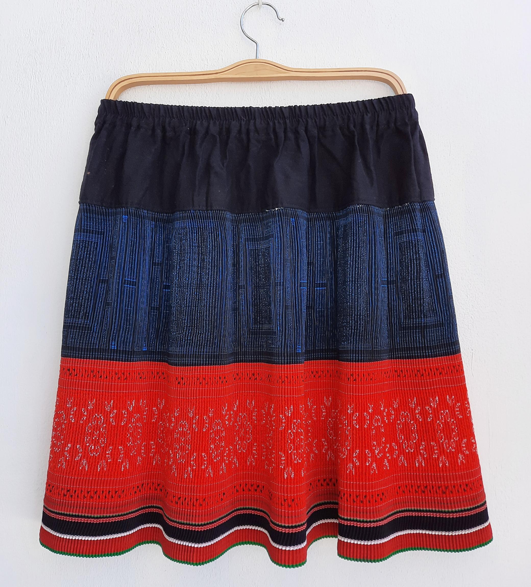 กระโปรงสั้น ผ้าปักมือ สีน้ำเงิน-แดง