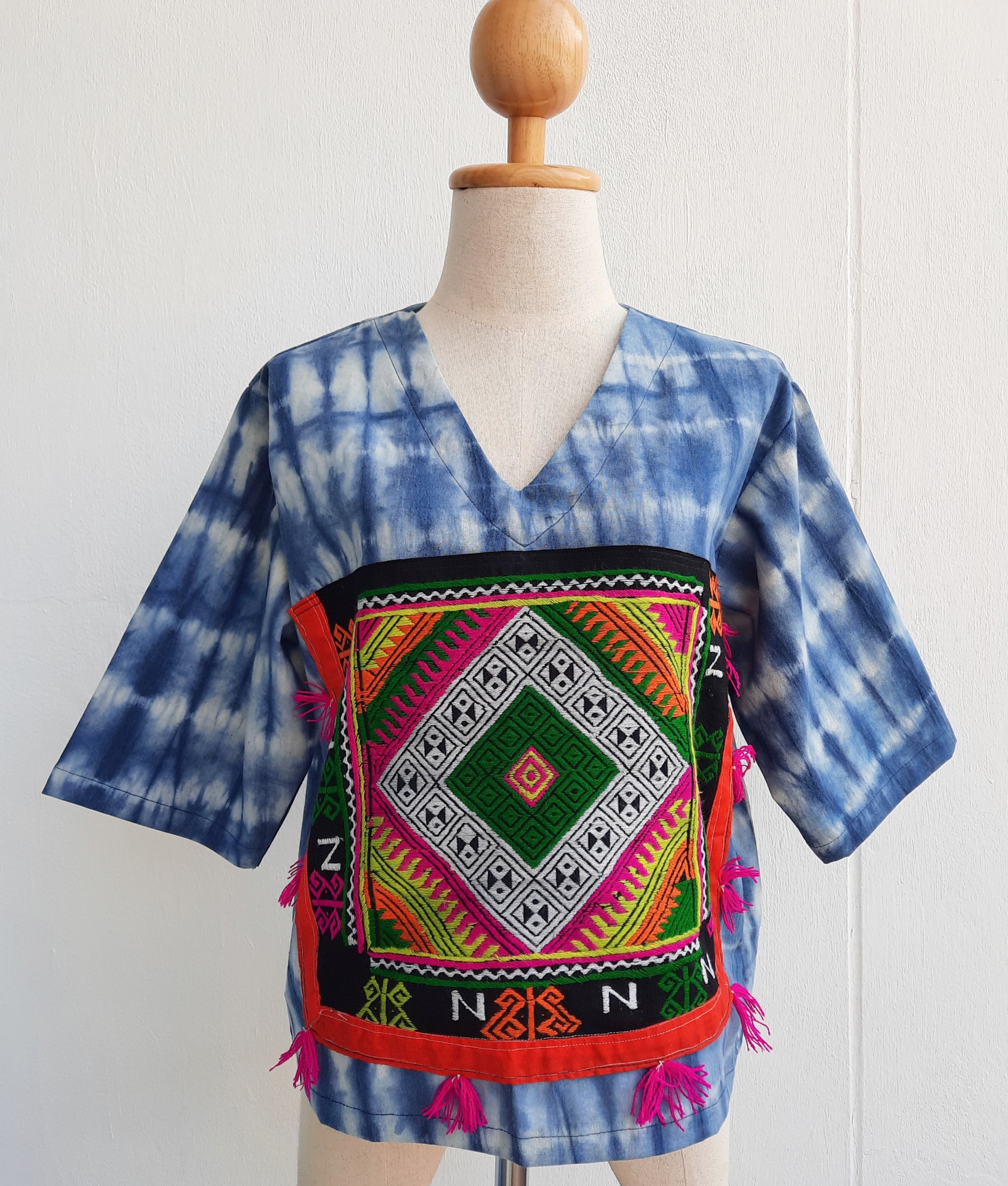 เสื้อผ้ามัดย้อม แต่งผ้าปักมือเผ่าไทดำ