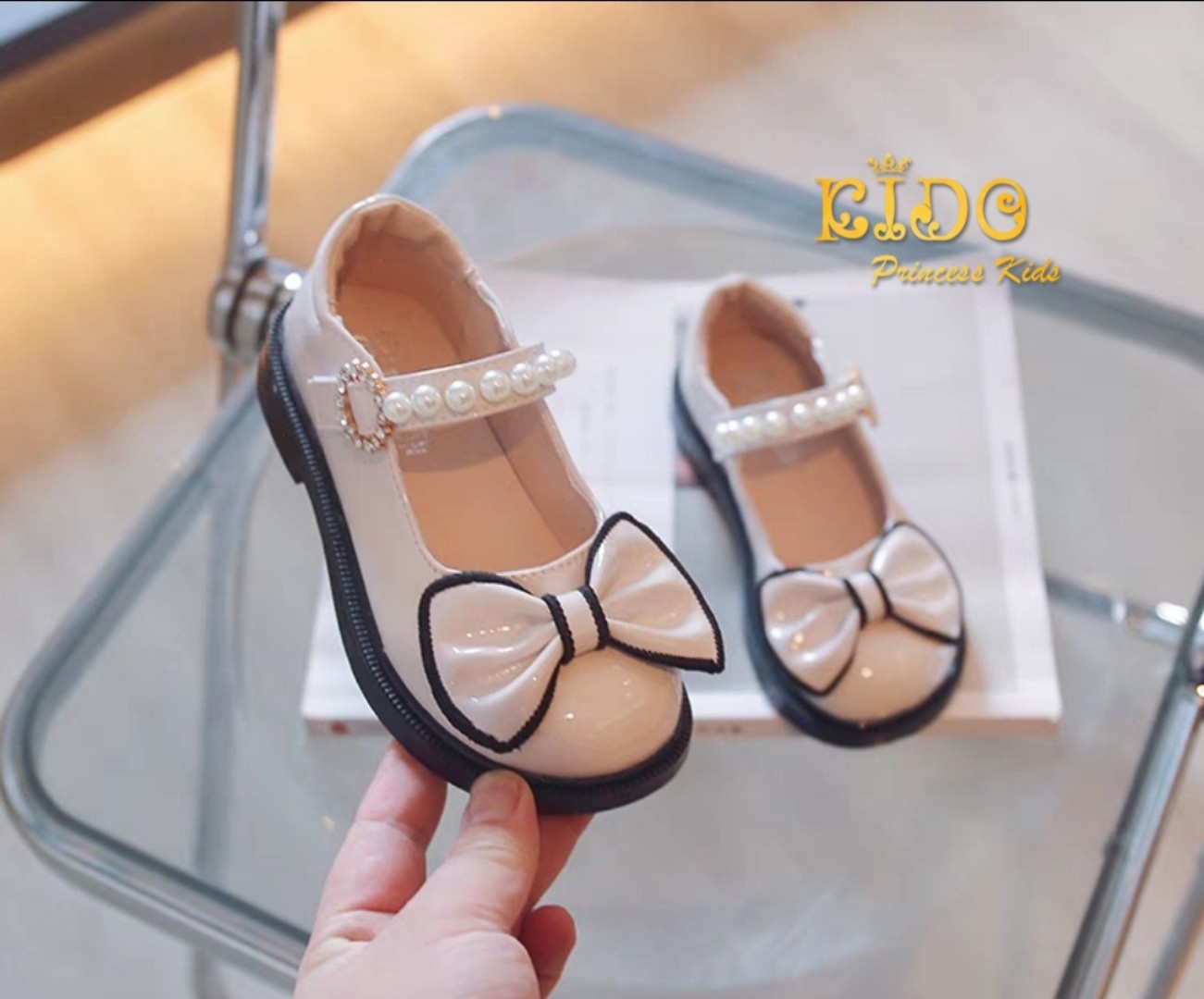 รองเท้าเด็ก(หน้าร้านอยู่รัชดา ลองได้)H184 สีครีม ประดับโบว์ สายคาดหน้ามุก สวยน่ารักมาก