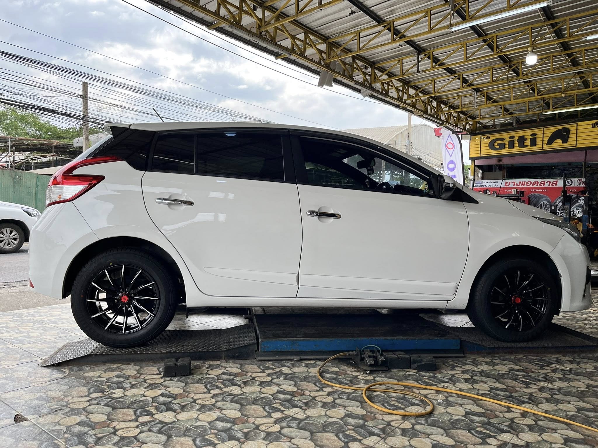 แต่งครบชุด ล้อพร้อมยาง TOYOTA_YARIS🚘🛞🐘#YOKOHAMA_A.driveA_195/60R15 🛞 #LENSO_SAMURAI IZUMA 15X7 ET35 4X100