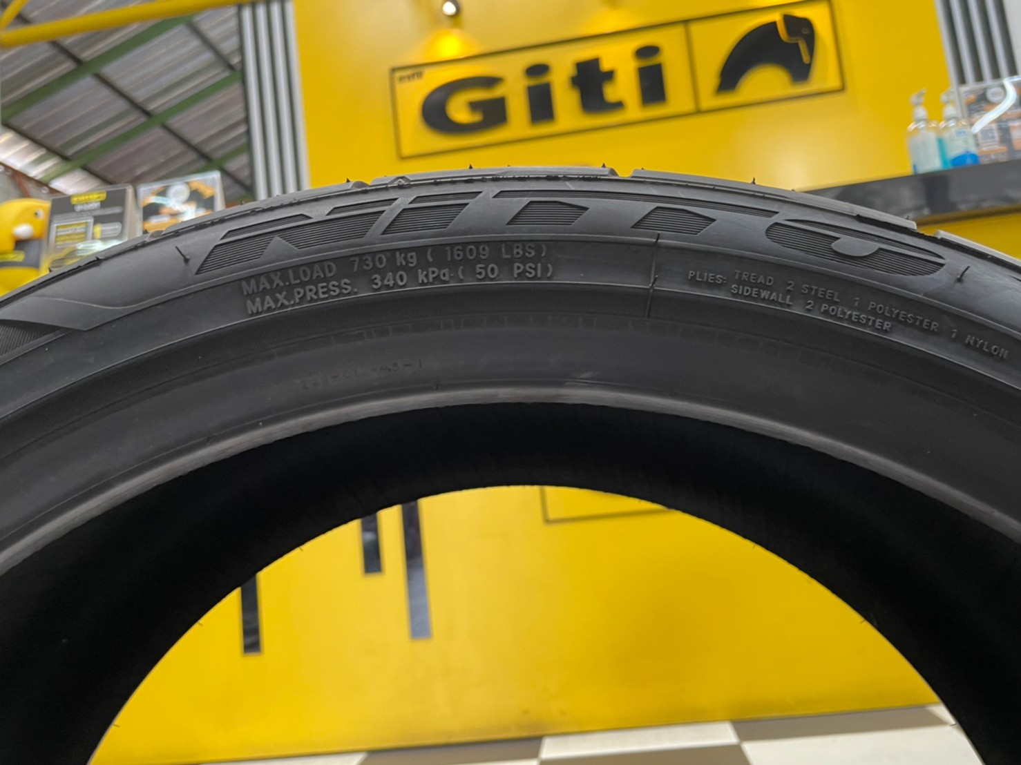 255/35R20 NITTO NT555 G2 ยางปี20 จัดส่งฟรี จุ๊บลมใหม่ฟรี (1เส้น)