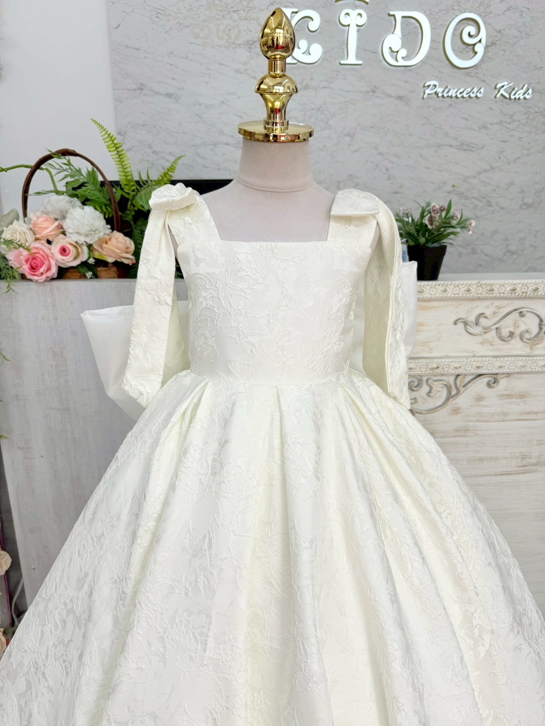 ชุดราตรีเด็ก ชุดเจ้าหญิง (*หน้าร้านอยู่รัชดา*)W19226 สีขาว กระโปรงยาว ไหล่ติดโบว์ คุณหนูสุดสุด