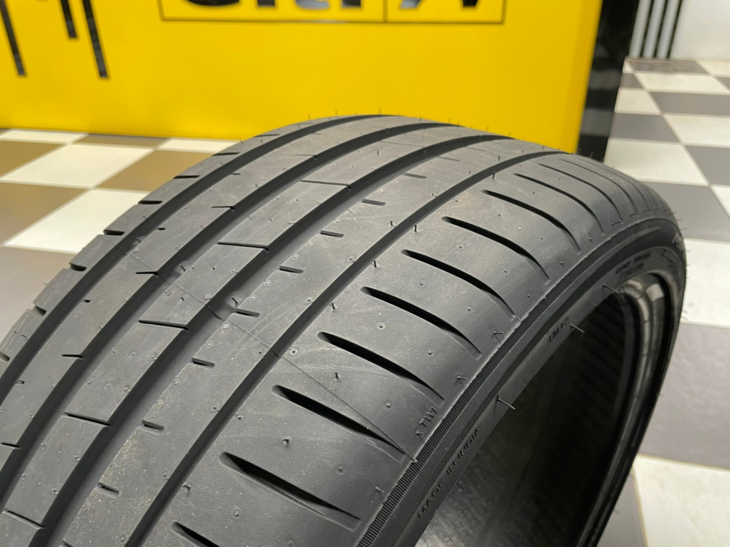 Apollo 235/35R19 Aspire4G ยางใหม่ปี2021 พร้อมติตตั้งฟรี