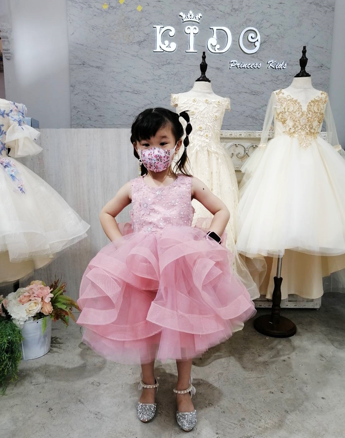 ชุดราตรีเด็ก(หน้าร้านอยู่รัชดา ลองได้ถ่ายรูปจากชุดจริง)A218สีชมพูเข้ม กระโปรงสั้นชั้นพอง อกปักดอกไม้สวยหวาน น่ารัก