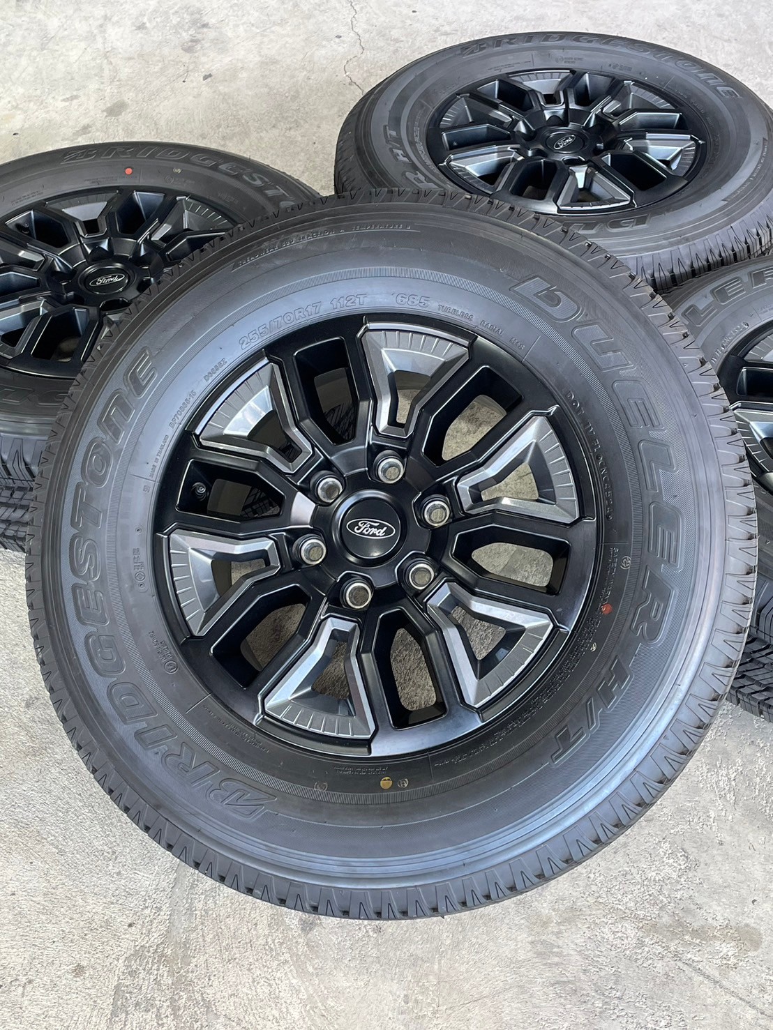 ล้อแม็กป้ายแดง FORD RANGER XLS ขอบ17 พร้อมยาง BRIDGESTONE 255/70R17 ยางปลายปี24 ล้อถอดจากศูนย์ยังไม่ลงพื้น ราคาพิเศษเพียงชุดละ18900บาท