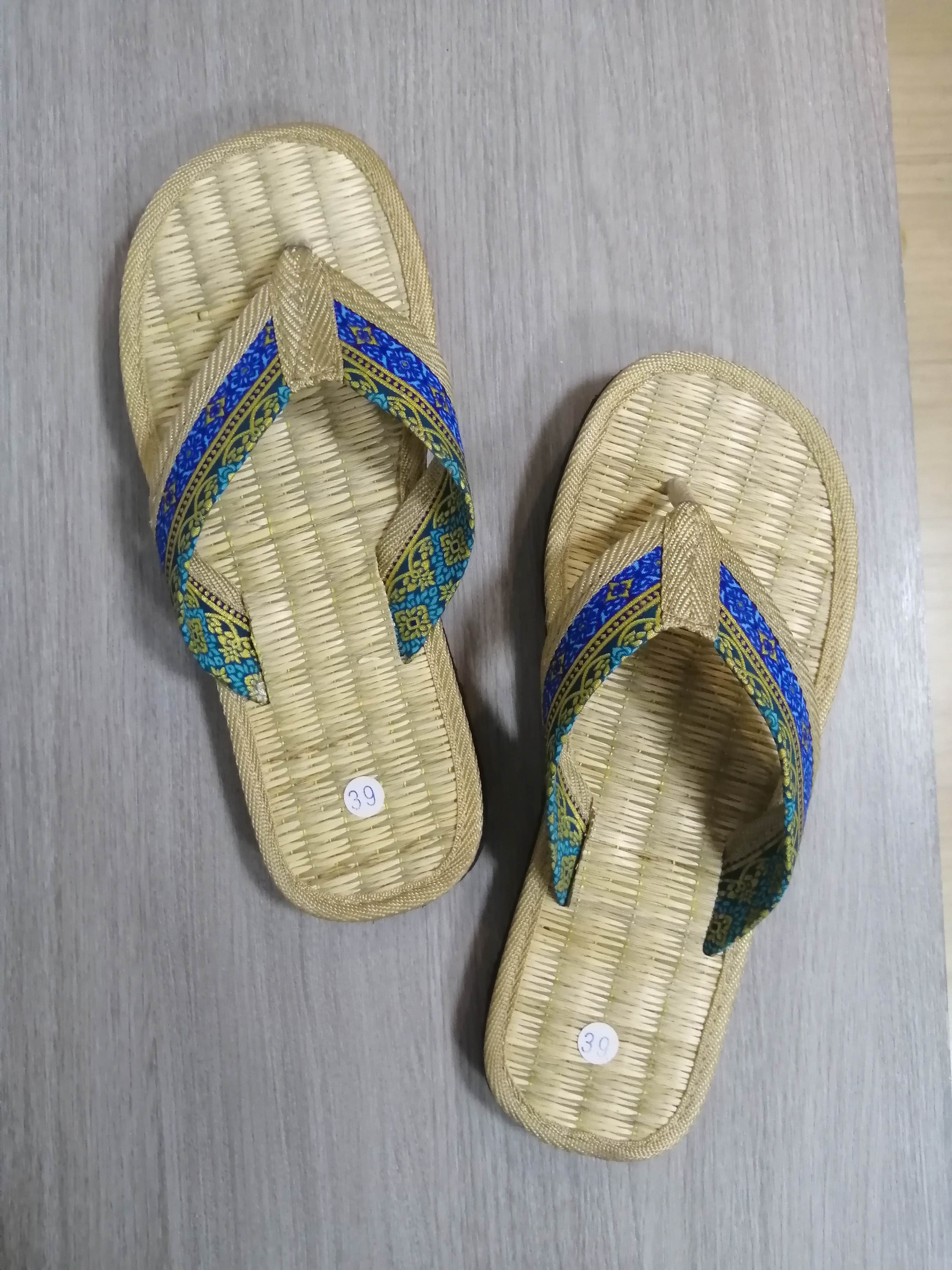 Straw slippers, ecofriendly products, hotel shoes, beach shoes, thongs, sandals, woven shoes Straw slippers, hotel shoes, beach shoes, thongs, sandals, woven shoes