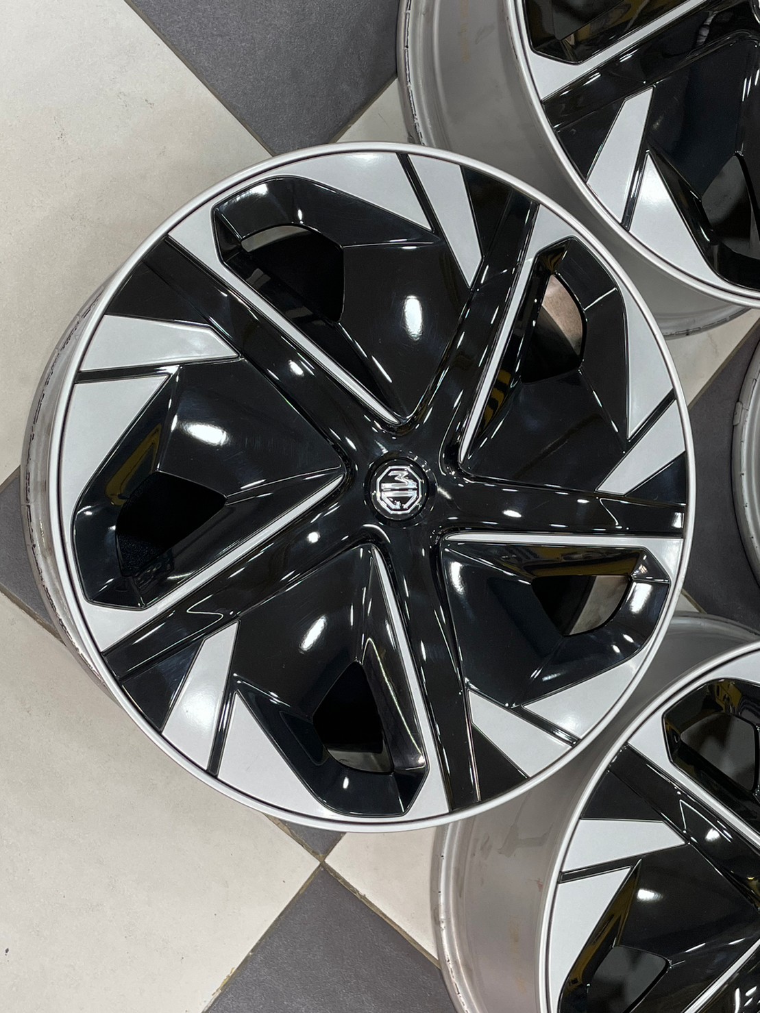 ล้อแม็กป้ายแดงติดรถไฟฟ้า MG4 สีซิลเวอร์พร้อมฝาตบสีดำเงาสวยๆ (4วง)