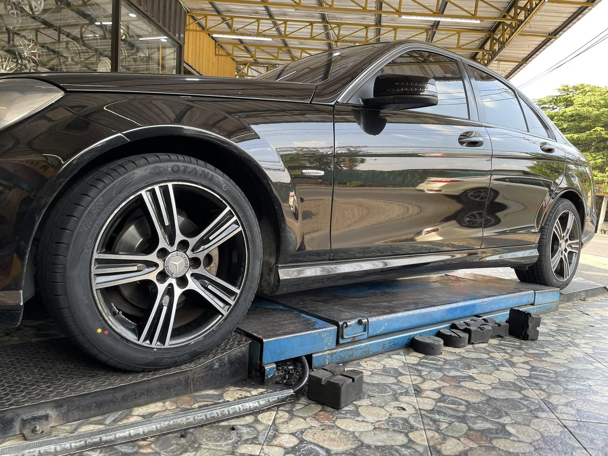 🚘 #BENZ_C200🛞#เปลี่ยนยาง #OTANI #KC2000 225/45R17 #บริการตั้งศูนย์ล้อ🛞