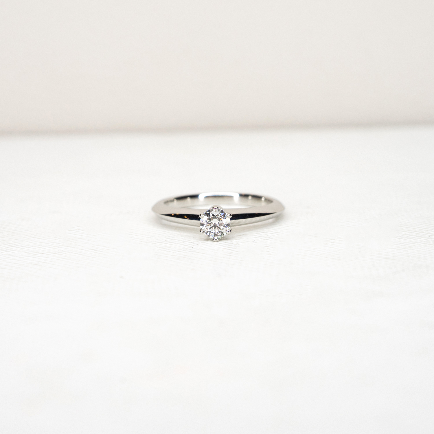 แหวน Tiffany & Co. The Tiffany Setting Platinum 950 with 0.22carat G VS2 Diamond ไซส์47# +กล่องและCertificate (Used)