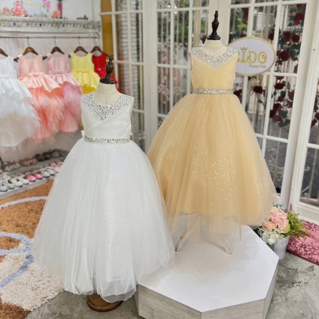 ssชุดราตรีเด็ก(หน้าร้านอยู่รัชดา ลองได้ถ่ายรูปจากชุดจริง)A214สีทอง สีขาว สีชมพู สีแดง สีน้ำเงิน สีฟ้าอกแต่งจีบไหว้เอวปัดเกล็ด กระโปรงยาวสุดหรูหราไฮโซมากๆเลย เดรสออกงานเด็ก