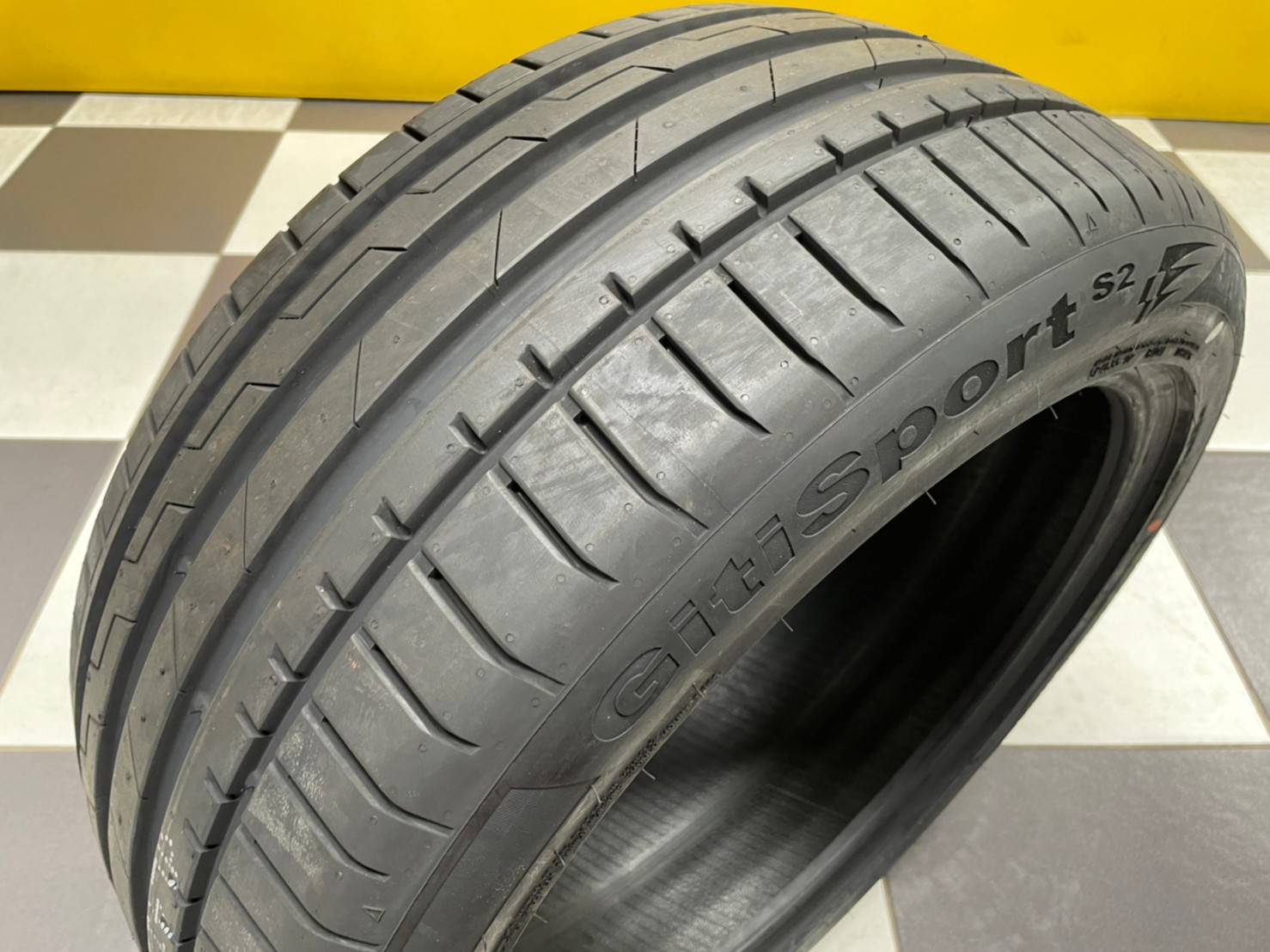 245/45R18 Giti SportS2 ยางใหม่ปี2022 ยางสปอร์ต ยางรถยนต์คุณภาพดี สมรรถนะสูง ราคาโปรโมชั่นพิเศษ พร้อมติดตั้งฟรี