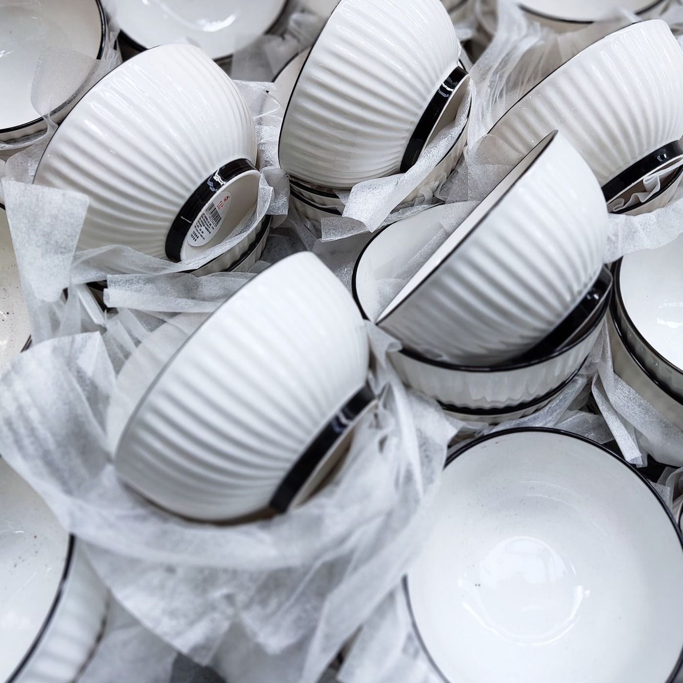 ถ้วยเซรามิค 4.5 นิ้ว เนื้อดีสีขาวขอบดำ