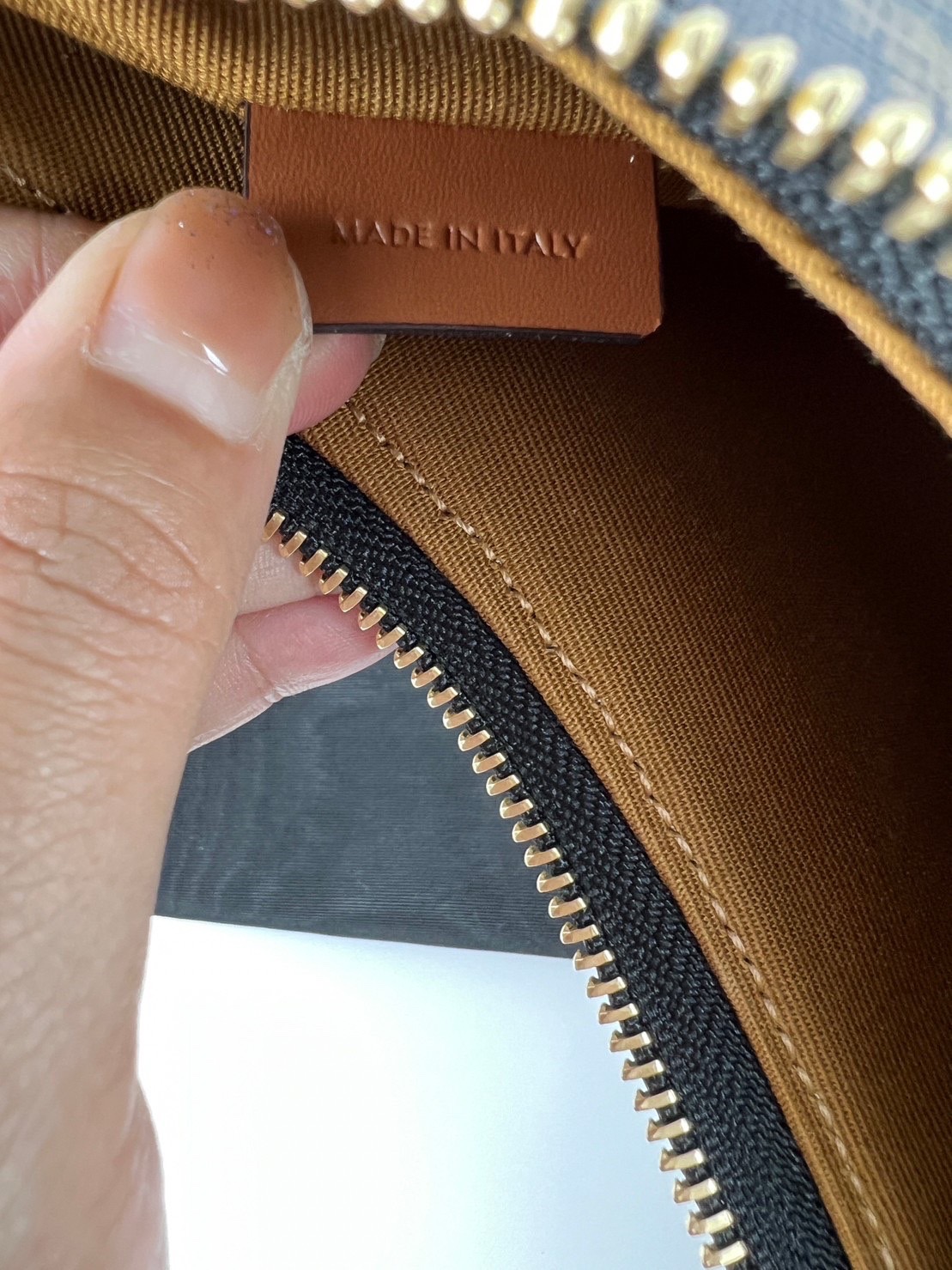 กระเป๋าสะพายไหล่แบรนด์Celine Ava Medium tan มือสอง