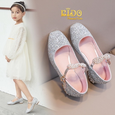 รองเท้าเด็ก(หน้าร้านอยู่รัชดา ลองได้)H097สีเงิน ลายวิ้งๆ คาดมุกหัวใจ หรูหรามาก