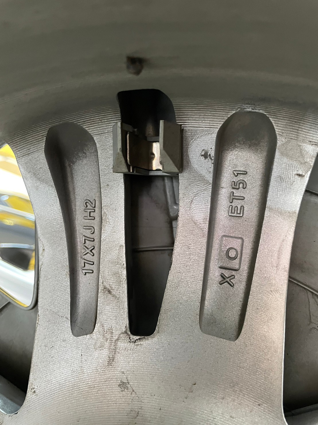 ล้อแม็กป้ายแดงติดรถไฟฟ้า MG4 สีซิลเวอร์พร้อมฝาตบสีดำเงาสวยๆ (4วง)