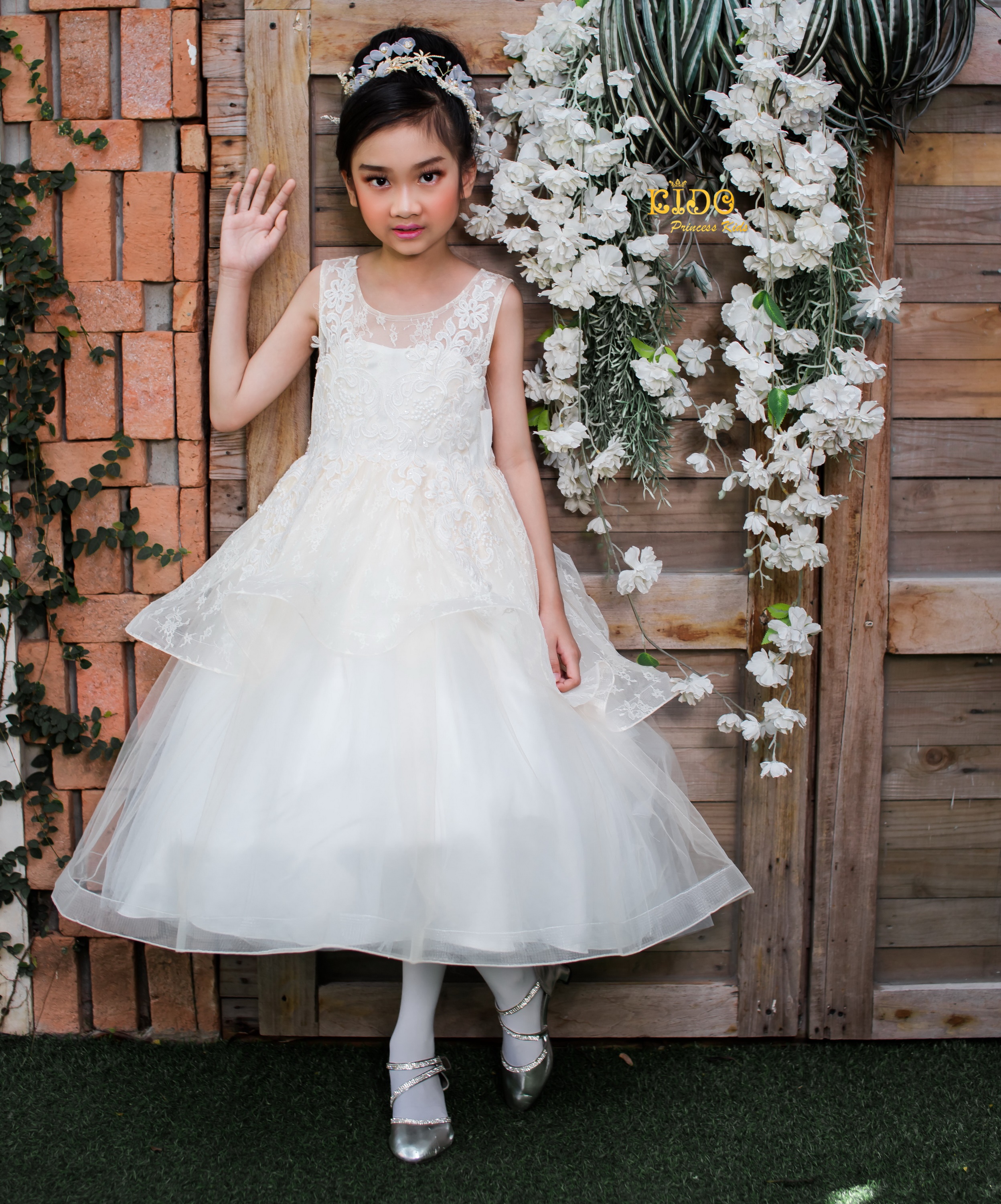 ชุดออกงานเด็ก(หน้าร้านอยู่รัชดา ลองได้ถ่ายรูปจากชุดจริง)B097 สีครีม กระโปรงยาวเสมอ กระโปรงยาวสองชั้น ชั้นบนสั้นปักเย็บด้วยลูกไม้ ช่วงอกเป็นซีทรู ตรงอกปักเย้บด้วยมุกและลูกไม้
