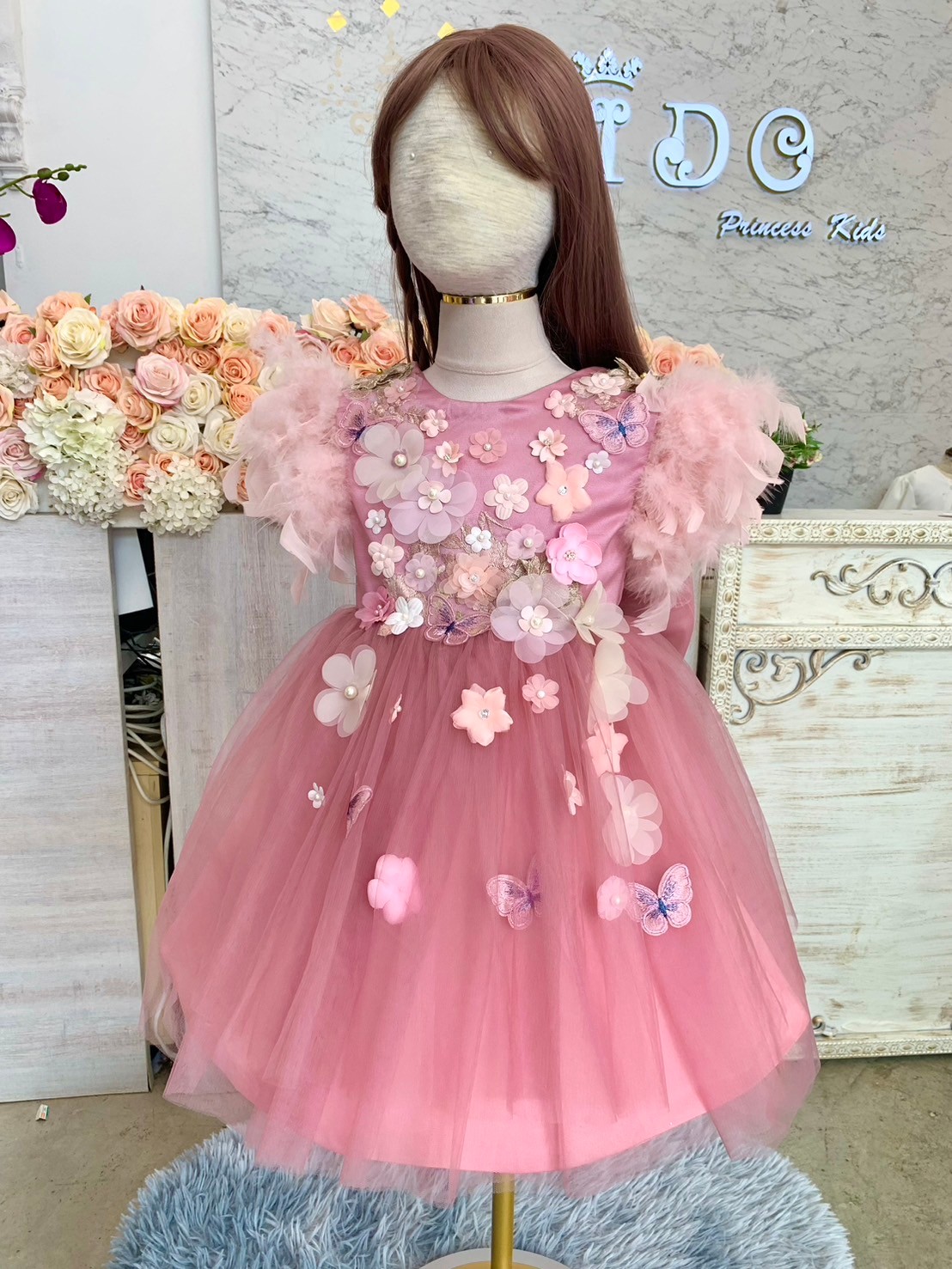 ชุดราตรีเด็ก(หน้าร้านอยู่รัชดา ลองได้ถ่ายรูปจากชุดจริง)W18922 สีชมพู กระโปรงสั้นฟูๆ แขนตั้งฟูๆ น่ารักมากค่ะ