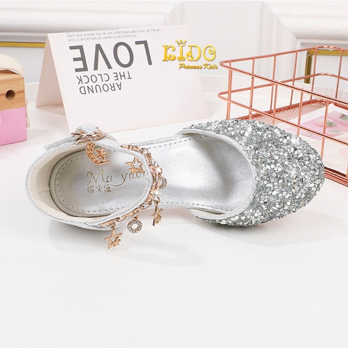 รองเท้าเด็ก(หน้าร้านอยู่รัชดา ลองได้)H100สีชมพู เพชรระยิบระยับ เปิดข้าง ประดับห้อยโซ่รูปดาวตรงสายรัดรองเท้า สวยสุดเก๋