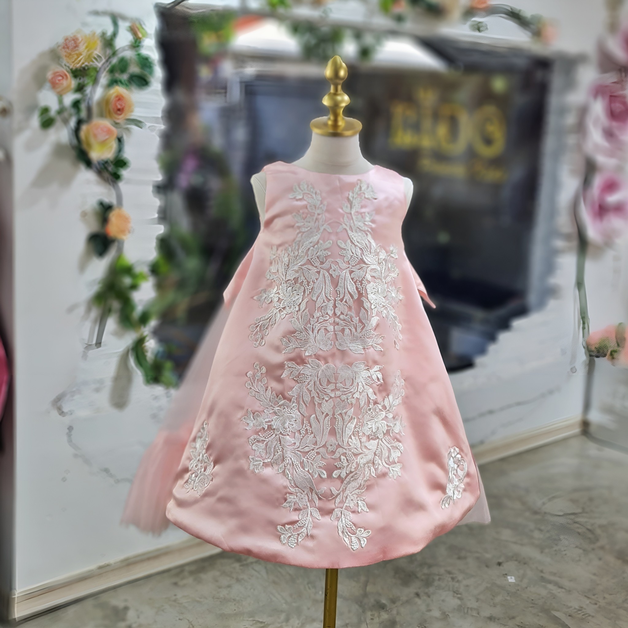 ชุดราตรีเด็ก(หน้าร้านอยู่รัชดา ลองได้ถ่ายรูปจากชุดจริง)W18653 สีโอรส ปักลูกไม้ทรงเอ